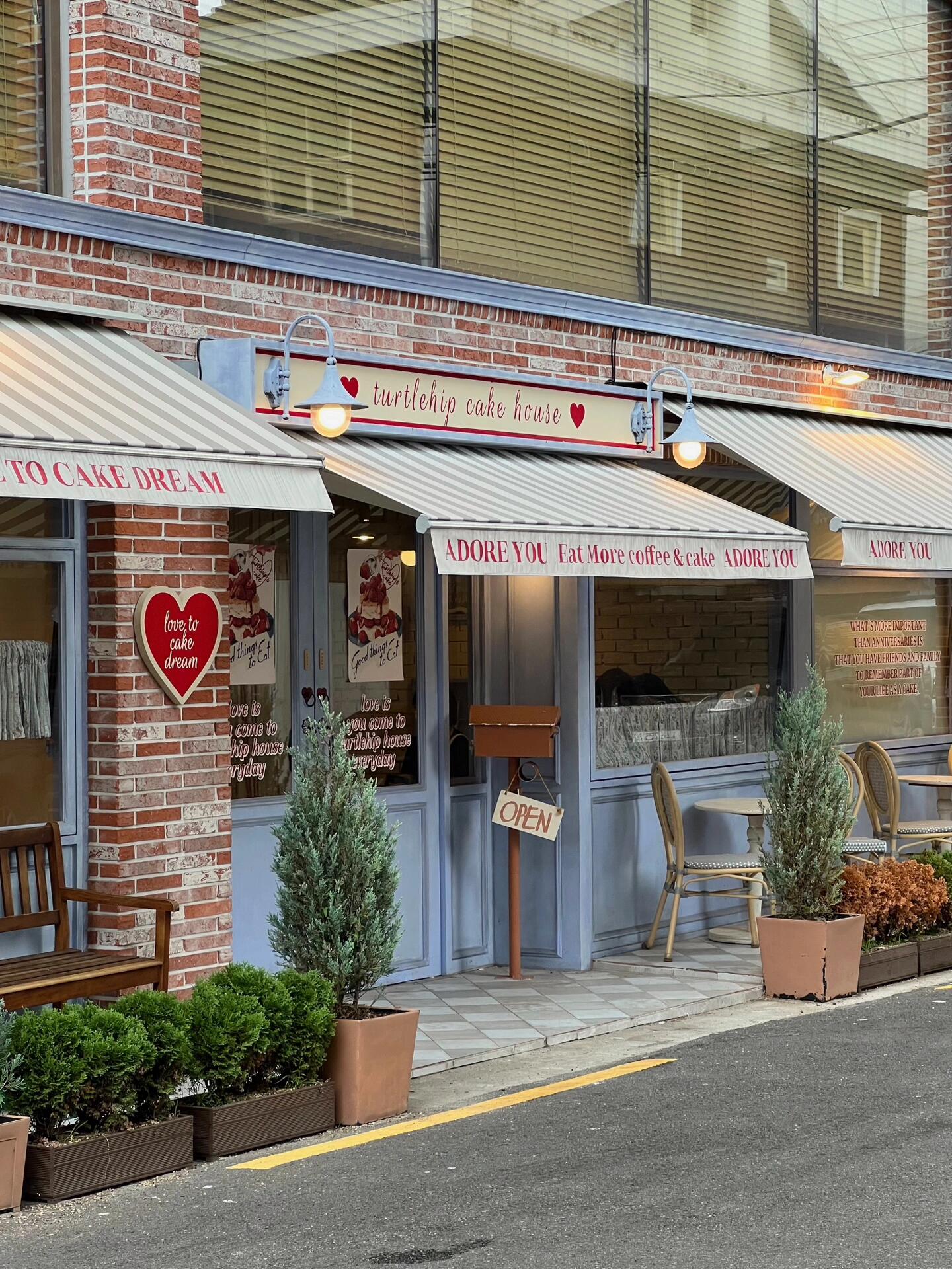 
                        ????首爾美食探索：延南洞的生日小蛋糕店-這家位于延南洞的咖啡廳離我家只有100米，每天經過都會被它的可愛外觀吸引，忍不住想要走進去。這里的蛋糕非常受韓國小姐姐們的歡迎，經?？梢钥吹剿齻冊谏諘r來這里購買整個蛋糕。你可以選擇當天現成的蛋糕，也可以提前預定，這樣可以有更多的款式供你選擇。-這次我選擇了一個非常適合夏天的桃子蛋糕作為我的下午茶。蛋糕上面的奶油口感像奶酪，還加了甜甜的桃子醬和果肉，真的非常美味。此外，這里還有很多其他口味的小蛋糕供你選擇。?????- 地址：?? ??? ???1? 44 1? ???- 營業時間：12:00-20:00- 交通：地鐵2號線弘大入口站 2號口步行539m#韓國咖啡廳 #高顏值咖啡館推薦 #網紅咖啡廳 #寶藏甜品分享 #日常碎片PLOG #韓國留學日常 #韓國留學生 #留學韓國 #韓國旅行 #韓國吃喝玩樂 #韓國旅行攻略 #韓國美食 #首爾旅行 #首爾探店 #首爾打卡 #首爾美食 #美食探店 #本地人愛吃的店 #周末去哪兒 #延南洞 #首爾延南洞 #延南洞探店 #延南洞美食 #延南洞咖啡廳
