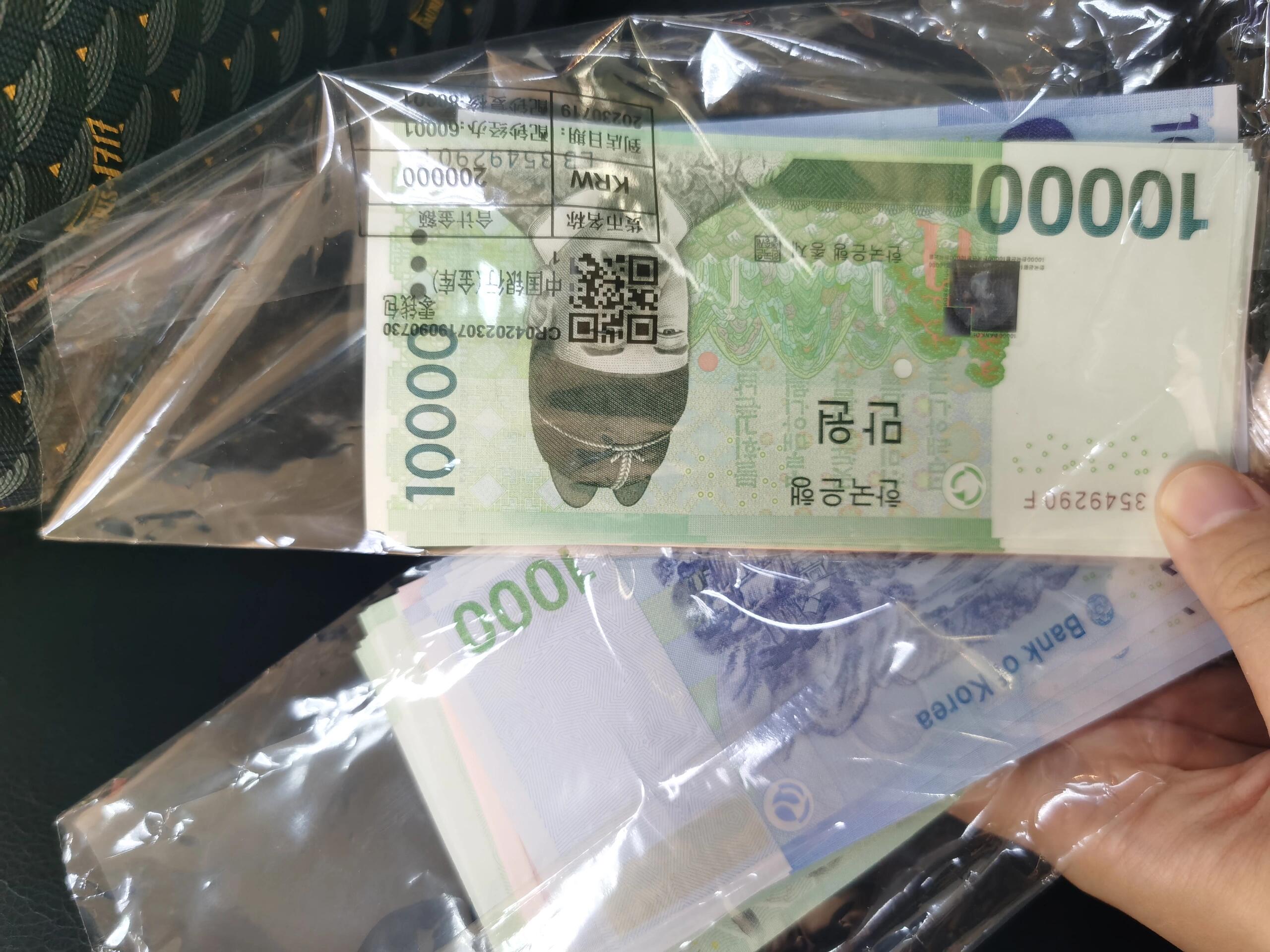 
                        ????韓國自由行小白六天旅程需要準備多少現金??六天五晚的韓國自由行，從北京首都機場往返仁川機場。??我選擇在中國銀行手機APP預約取外匯，20萬韓元一個包的零錢包（需要有中國銀行銀行卡哦），這是直接搭配好的零錢，提前在APP預約，當天一早就可以去取，柜員會做指導。但是要注意，銀行的匯率可能會比較高哦。??在韓國的使用場景如下：1. 現金??：機場往返巴士，Pub入場門票，每天地鐵出行，自動售貨機買水買咖啡買飲品。最后一天20萬現金正好花完，只剩下一枚100韓元的硬幣。但是如果現金花完了，找不到Exchange機構直接取韓幣會比較困難。最后一天我沒有足夠現金坐機場巴士，怎么也找不到取錢的地方（最后刷了卡）。2. WeChat Pay??：便利店，各大商場，Olive Young，Uber打出租車（請司機選QR支付，直接微信掃碼即可）。不僅有匯率優惠，還有不定時發放的優惠券，小驚喜。3. Visa Card??：仁川機場免稅店，機場巴士。因為匯率比WeChat Pay高，所以我不太使用。無法使用WeChat Pay，且沒有足夠現金時。#韓國 #韓國自由行