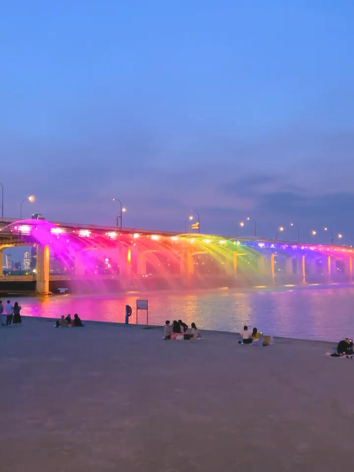 
                        ????韓國之旅????帶你探索漢江彩虹橋??韓國?龍歐巴機場接送&包車游?????♂?10年駕齡的經驗老司機??沉默寡言，駕駛穩定！??起亞7座SUV，整潔舒適！???????????可容納5-6人，足夠的行李空間！??韓國各地都可提供包車服務?????推薦景點，提供駕駛&翻譯服務-#韓國包車 #首爾包車 #韓國自由行 #韓國旅行 #漢江公園 #韓國旅行攻略 #韓國 #韓國機場接送