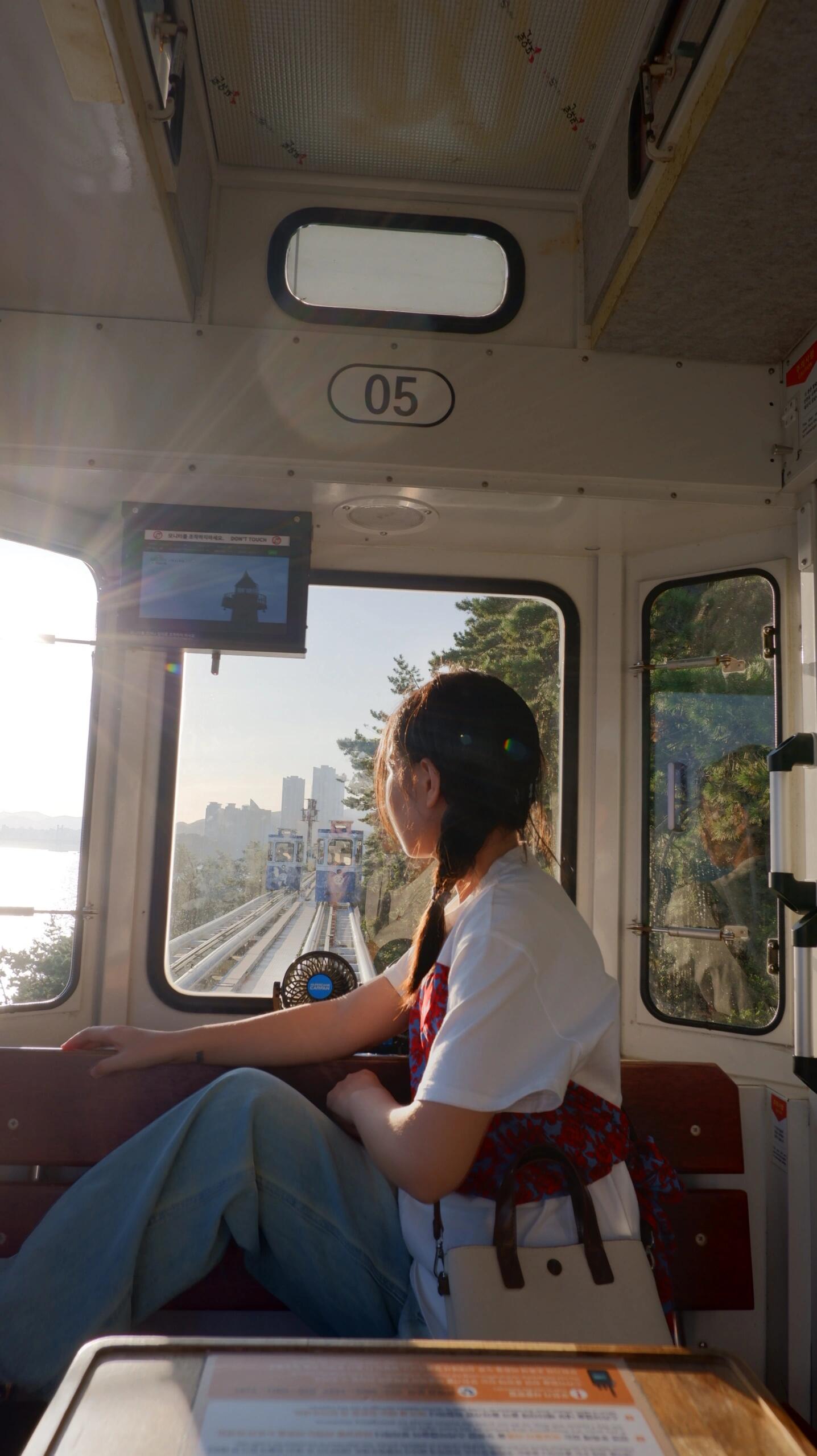 
                        釜山Citywalk?人生照片的拍攝地點!!!釜山的美景讓人難以抗拒，攝影愛好者的天堂！??這里非常適合一日游/citywalk，以下是我的路線推薦↓-如何前往釜山？①直接飛往釜山??②從首爾乘坐KTX，大約2個多小時??到達釜山站-市內交通推薦公交 > 地鐵公交/換乘不扣費??，一次1200韓幣起地鐵/可能會繞路，一次1450韓幣起_行程安排松島纜車???白淺灘文化村?海云臺海上列車?青沙浦小鐮倉?天空膠囊??.松島纜車提前一天在線購票，價格比現場購票更優惠如果現場機器無法換票，可以直接找工作人員，他們會幫忙兌換紙質票導航定位【Amnamdong居民中心】.白淺灘文化村推薦前半段走巷子，后半段下樓梯走海岸道導航定位【解凍Monent】.海云臺blueline【尾浦?青沙浦】的天空膠囊票售罄概率很大，想坐這一段盡量在線預訂我們是現場買票，被推薦先坐【尾浦?松亭】海邊列車再坐【青沙浦?尾浦】天空膠囊下午5?6點剛好遇到落日??尾浦站導航定位【海云臺Blueline Park】-#釜山旅行 #釜山行 #釜山 #海云臺 #釜山天空膠囊 #釜山松島纜車 #釜山白淺灘文化村 #釜山旅游 #人生照片