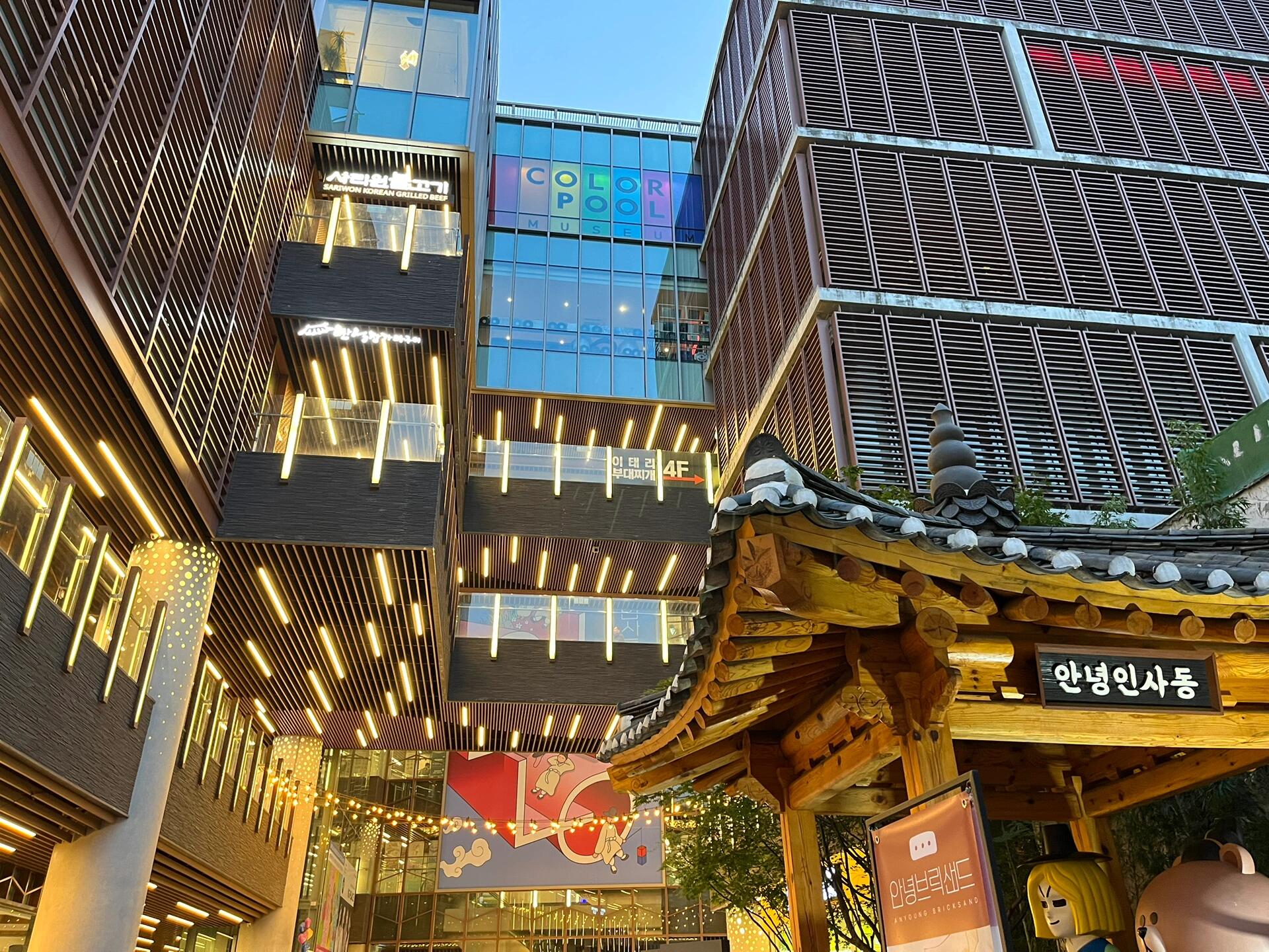 
                        韓國游記：美食購物一周行#韓國游記一周的韓國逛吃買之旅??品嘗了BHC炸雞??美味又大份炸雞配韓國啤酒，再加上韓劇，真是人生一大享受????#韓國炸雞 #韓國啤酒 #韓劇游覽了明洞、仁寺洞、江南等各大網紅景點???最后當然不能錯過免稅店，這可是購物的重頭戲???#韓國免稅店雖然時間短暫，但輕松愉快，滿滿的收獲??#韓國旅游 #韓國化妝品 #韓國零食 #Fila在韓國，還意外發現了一位帥氣的花美男??