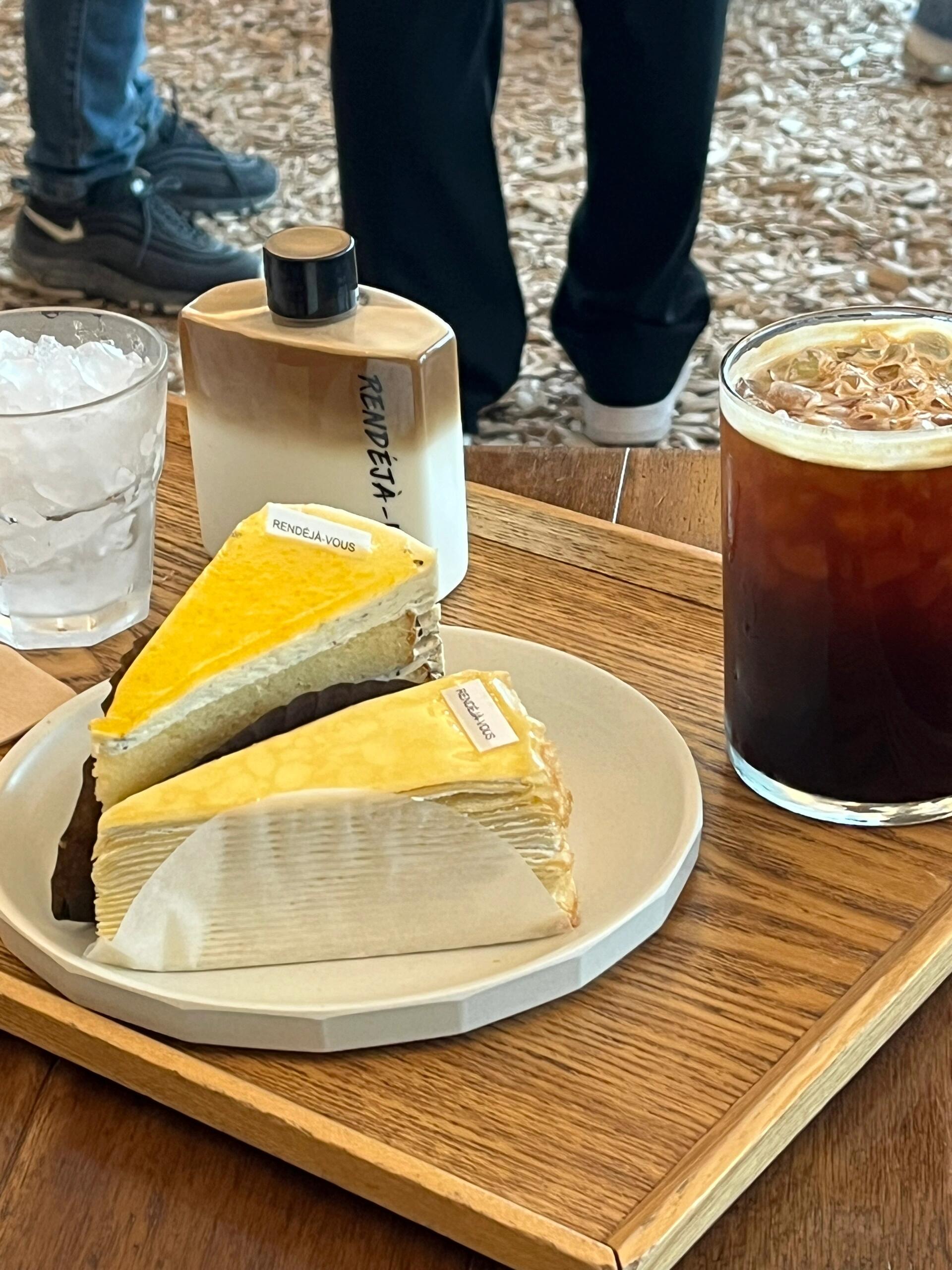 
                        韓國釜山美咖啡店24????海云臺(tái)最佳拍照角度??雨天也不妨礙我們?cè)谑覂?nèi)欣賞海景，感性十足，對(duì)吧?????.店內(nèi)設(shè)計(jì)有專門的拍照角度的座椅，坐上去隨便怎么拍都美美噠！??無論是晴天還是日落時(shí)分，景色都美不勝收????（其實(shí)就是坐在座位上隨便一拍也可以很好看）.??甜點(diǎn)種類繁多，特別推薦牛奶千層，香氣四溢??但是橘子蛋糕就一般般了，不太推薦???.店名：???? ????地址：?? ???? ????62?? 23 3?（附近有一家很好吃的烤貝殼 在美食探店23）#釜山 #釜山美食 #釜山咖啡廳 #韓國旅游推薦官 #韓國旅游種草