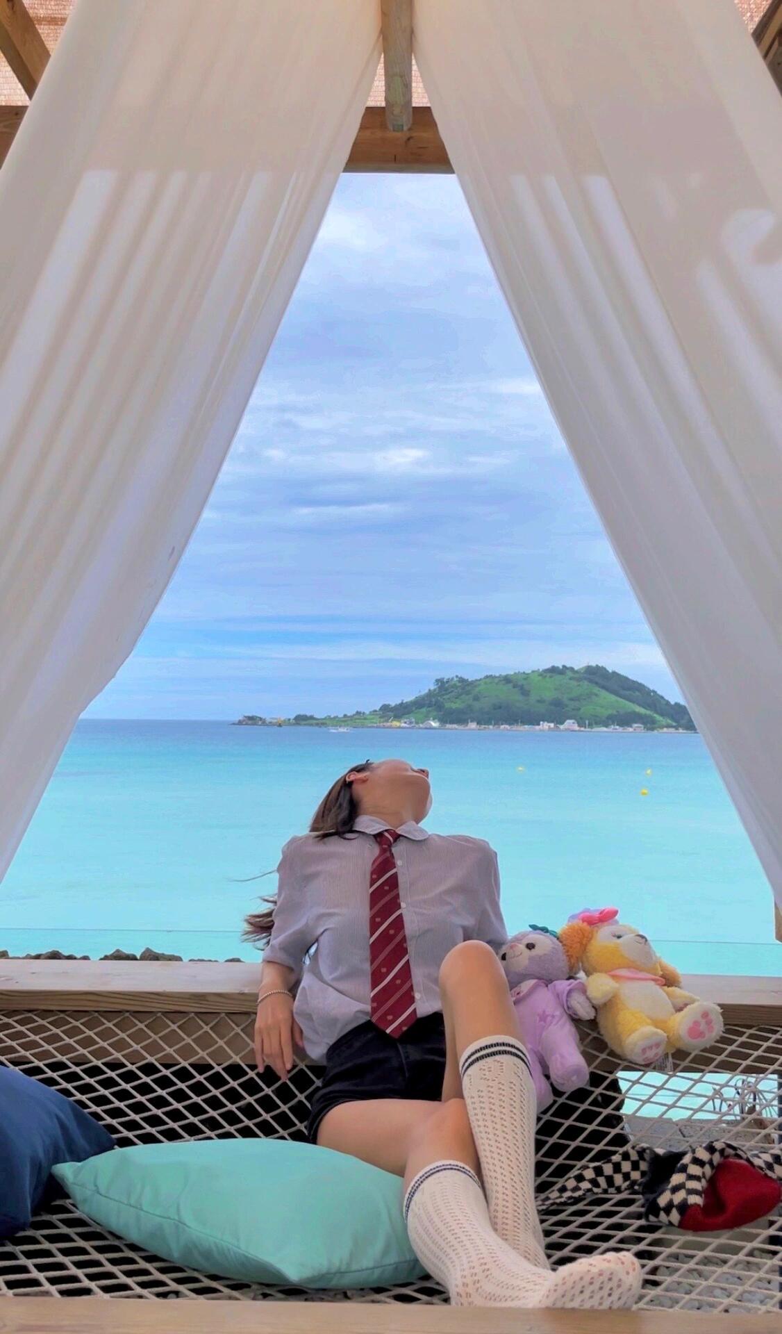 
                        韓國濟(jì)州島美女們的必打卡咖啡店??美女們，如果你們?nèi)?jì)州島卻錯(cuò)過了這家咖啡店，我真的會(huì)哭??店名：??，位于???狹才海水浴場(chǎng)營業(yè)時(shí)間：9:30—21:00你們不用擔(dān)心找不到好風(fēng)景的位置拍照??。因?yàn)檫@家店的3樓最中間的帳篷（也是最華麗的帳篷）是專門供拍照用的，所以你們都能拍到美美的風(fēng)景照??2、3層每層店家都準(zhǔn)備了自拍桿的支架，只需把手機(jī)放上去點(diǎn)錄像然后自己擺拍就好了。我的照片就是這樣拍的，店家這么貼心，我真的感動(dòng)到哭??我一直都喜歡去各種咖啡店打卡，今年已經(jīng)來濟(jì)州島2次了，這家咖啡店是我最最最愛的一家。#拍照 #旅游 #海景 #度假 #攻略 #韓國濟(jì)州島旅行 #韓國濟(jì)州島 #韓國濟(jì)州島咖啡廳