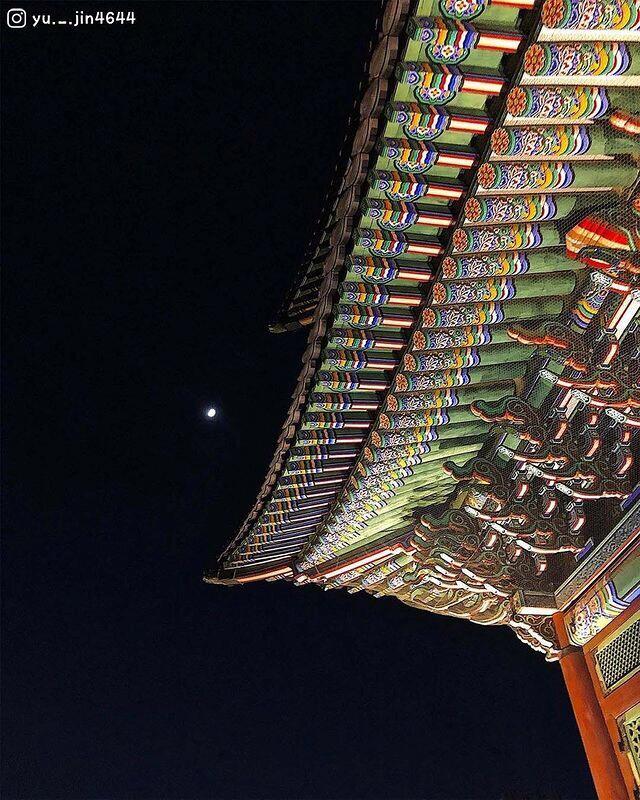 
                        韓國景福宮夜景即將開放，下個(gè)月就可以去看啦！???你有沒有見過韓國景福宮的夜景呢？??白天和夜晚的景福宮各有各的魅力！夜晚的景福宮，一盞盞小燈亮起，漫步在古老的宮殿道路上，想想都覺得浪漫至極！??但是，景福宮的夜景并不是每天都能看到的哦！新一季的開放時(shí)間是2023.04.05- 2023.05.31，如果你對(duì)此感興趣，吃完晚飯后記得去看看哦~??開放時(shí)間：2023.04.05- 2023.05.31，每周一和周二休息，19:00-21:30地址：?? ??? ??? 161 ???、首爾 鐘路區(qū) 社稷路161景福宮小貼士：如果你穿著韓服去，門票是免費(fèi)的哦！??你可以提前去韓服租賃店租一套韓服，韓服有傳統(tǒng)款和豪華款可以選擇。店里還可以幫你做出你喜歡的造型，價(jià)格也并不貴。????（圖片來源：ins highkite99等，詳見水印）#韓國 #韓國旅行 #韓國自由行 #景福宮 #景福宮夜景