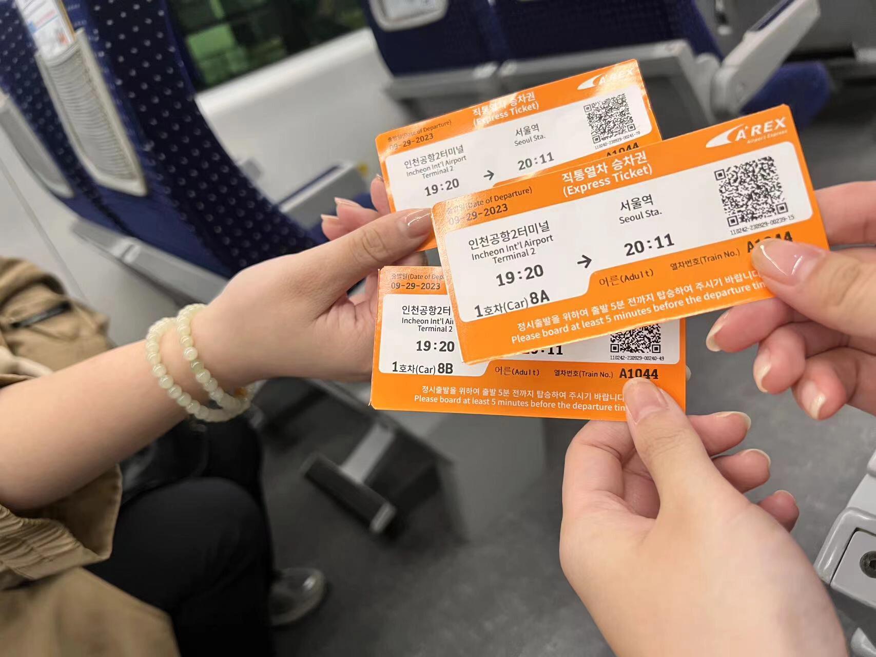 
                        ????首爾之旅：韓國旅游必備小貼士交通??首爾的交通非常便利，尤其是 arex 快線（橙色）：直達(dá)首爾站，從機(jī)場(chǎng)到市區(qū)轉(zhuǎn)乘地鐵超級(jí)方便。出機(jī)場(chǎng)后，找到標(biāo)有“地鐵機(jī)場(chǎng)線”和橙色 express 字樣的地方，就可以在現(xiàn)場(chǎng)買票??。三人同行的話，每人大約需要人民幣50，40分鐘就能到達(dá)，比非直達(dá)的藍(lán)色車快很多。??Tmoney 卡：在機(jī)場(chǎng)的任何一家便利店（無論是 711，GS25等）都可以購買，直接告訴店員你要買tmoney，然后充值就可以了。我在韓國待了8天，充值了16000韓幣，感覺剛剛好????地鐵：韓國地鐵換乘或者進(jìn)出站都需要走很多路，上下樓也很頻繁，腿真的會(huì)很痛??如果可以的話，可以嘗試打車，價(jià)格并不貴，四人均攤后價(jià)格和地鐵差不多。而且，省下來的精力足夠你每天多逛一個(gè)目的地(?????????)一般賓館前臺(tái)也可以幫忙叫車，只需要告訴他們目的地就可以了(??ω?)????導(dǎo)航：我們使用了 Google maps,Kakao map，百度地圖。步行導(dǎo)航主要用 kakaomap，但是沒有實(shí)時(shí)位置更新和方向箭頭，需要看周邊建筑和店鋪?zhàn)鳛闃?biāo)志認(rèn)路。百度地圖地鐵導(dǎo)航很方便，但是地鐵站名字只顯示中文，可以用 Googlemap 交叉對(duì)比一下。點(diǎn)單一般我們會(huì)先看菜單的中文，如果沒有中文就看英文，如果連英文都沒有就用 papago 翻譯，但是機(jī)翻的效果??比較生硬。和服務(wù)員溝通的時(shí)候，一般是指著菜單上的某款菜，然后用手比劃數(shù)量??熟練使用 this，one??句式。結(jié)賬的時(shí)候，便利店可以用支付寶微信，飯店大部分接受 visa卡，打車也可以用 visa 卡，如果用現(xiàn)金可能會(huì)遇到找零的問題。美食??土豆脊骨湯（明洞有 24h 的店）：非常好吃，燉得很爛，湯快吃完的時(shí)候還可以炒飯，大骨頭啃起來非常爽，辣燉章魚感覺一般般(._.)果然還是要吃店里面的招牌菜??土俗村參雞湯：味道很淡，很養(yǎng)生。人很多，需要提前排隊(duì)。米酒不好喝，烤雞很干，里面沒有味道，不建議點(diǎn)。??BBB 貝果：非常好吃，我特別喜歡洋蔥貝果加蒜味奶酪(?′?`?)，點(diǎn)完單后店員會(huì)烤一下，味道非常好，店里的3樓以上可以就餐，非常適合拍照。咖啡也不錯(cuò)。但是漢南洞的坡很多，很累，店鋪也比較分散，經(jīng)常會(huì)找不到方向。韓服景福宮旁邊的 藝人韓服（3F）非常推薦。人很多，價(jià)格也不貴，每人衣服 5000 韓幣，發(fā)型 5000 韓幣，店員都是中國小姐姐。做發(fā)型的時(shí)候記得提前取號(hào)。#韓國首爾 #韓國旅游 #首爾 #首爾旅行 #韓國旅游攻略
