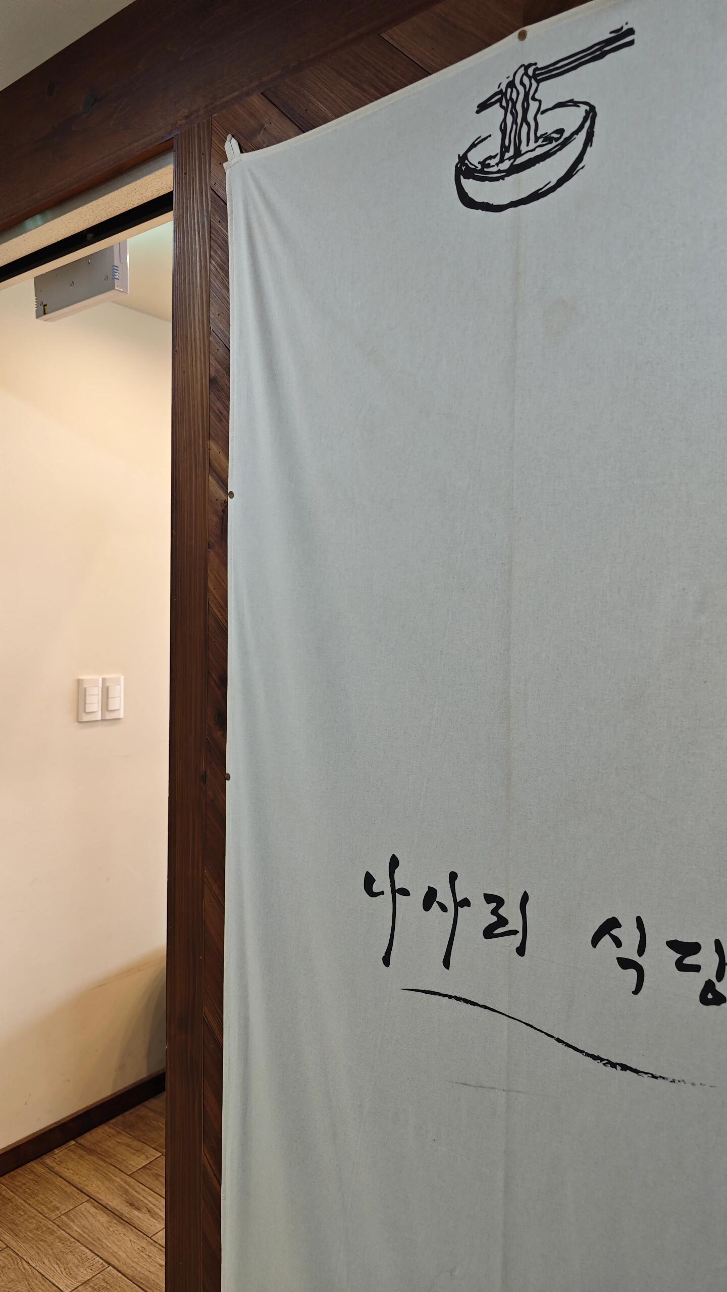 
                        釜山廣安里的海景韓餐，平價美食推薦???在釜山廣安里海邊的一排建筑中，三樓有一家餐廳，只需看到圖片中的店名，就可以直接上樓。坐在吧臺，你可以看到海浪拍打著海岸線和廣安大橋，景色美不勝收，絕對是拍照的好地方??。坐在窗邊，你可以看到路人玩耍著他們的小狗，看到情侶并肩走過，看到云卷云舒，感受到無比的溫柔。人均100元左右就可以吃飽，如果人多的話，可以嘗試點幾個小菜。例如，圖片中的超大海鮮面只需35000韓元。我還嘗試了店家自制的米酒，6度，酒精味和米香都比較濃，見仁見智??。高峰期人流量非常大，我選擇在14:30左右進(jìn)去，那時全場只有兩桌人，位置任選，大家可以參考。????????? ?? ??? ???61?? 60 3??? 每日11:00-15:30、17:00-20:00食物的口感并不是非常驚艷，但食材新鮮，不會讓人失望，總體來說是值得一試的。但是，那絕美的景色絕對值回票價??。??如果你想了解更多關(guān)于釜山的吃喝玩樂心得，可以查看我最近發(fā)布的其他幾篇文章??#廣安里 #釜山美食 #釜山旅行 #海景 #釜山廣安里