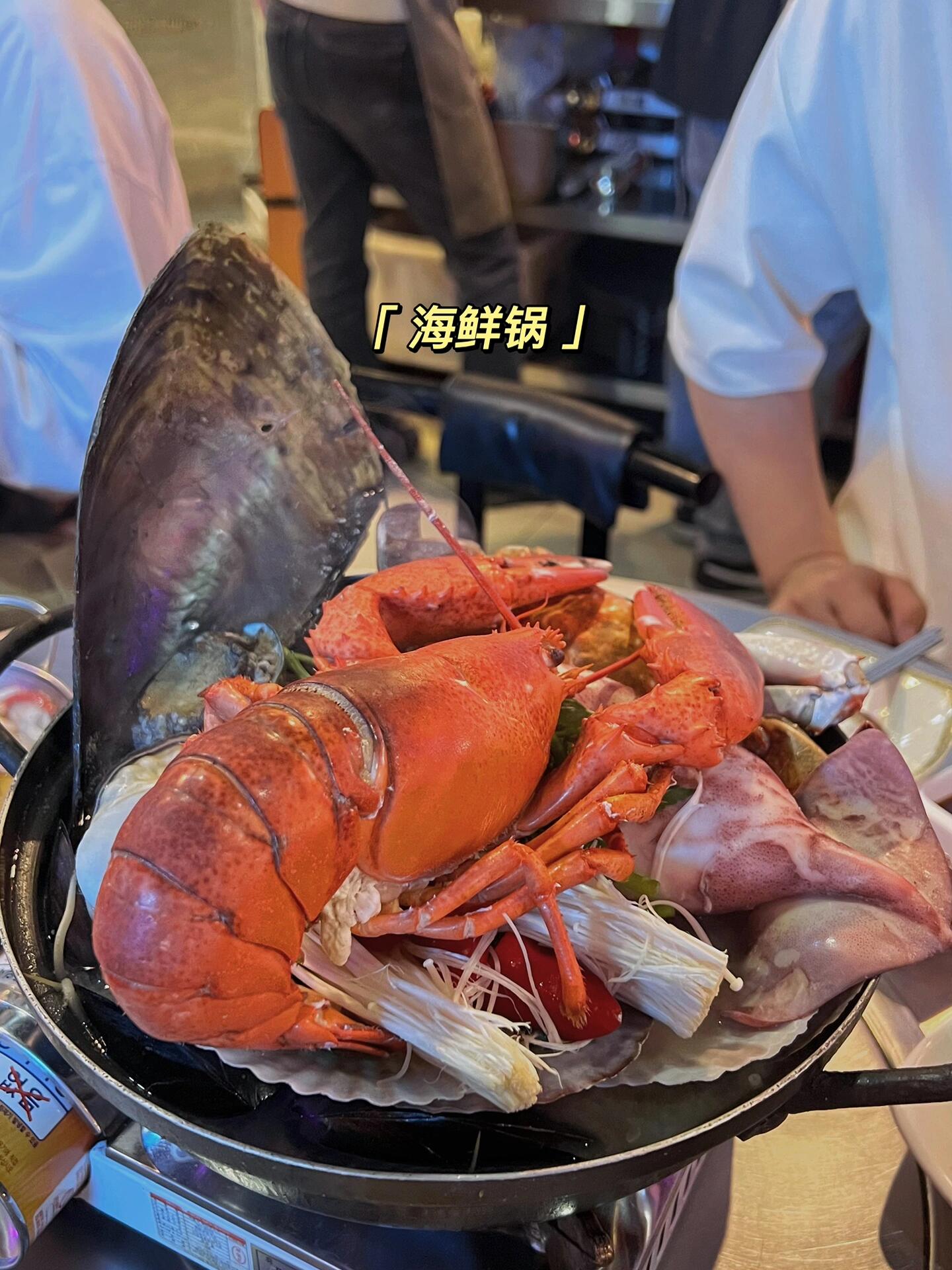 
                        首爾美食探索｜????韓國明洞美食日記1??大瓦房醬蟹（新世界5F的蟹黃飯是必點美食）2??明洞美食街（美食種類繁多）?炒銀杏（現(xiàn)烤的口感極佳）?明洞炸雞街（隨機(jī)選擇的一家店）?CAFE DE PARIS的芒果雪冰（芒果新鮮美味）?炸食品（一點都不油膩）?魚餅（熱騰騰的，暖暖的胃）?雞蛋面包（甜而不膩）?濟(jì)州島橙汁（無冰，口感純凈）?百濟(jì)參雞湯（配上辣白菜，味道一流????）3??廣藏市場（本地美食）?醬蟹（阿姨贈送了兩瓶養(yǎng)樂多????）?新鮮榨果汁（柚子味道極佳，解膩????）?生拌牛肉（味道美妙，但吃多了會有些膩）?肉餅（一定要配上圓蔥蘸料吃！圓蔥不辣，味道甜美）4??樂天免稅店百貨超市B1（美食種類豐富，口感一流，無??）?炸豬排和我想象的不一樣，沒有豬肉味道?鰻魚飯（精致套餐）?壽喜燒（先煮菜喝湯，最后下肉，芝麻蘸料????）樂天超市B1小Tips：??店員給的叫號牌一定要放到自己桌子的右下角！方便他可以找到你的位置！5??土豆脊骨湯（我太喜歡喝湯了，熱乎乎的）6??烤肉不清楚具體名字的烤肉，可以在附近搜索??，推薦豬尾巴??#韓國旅游 #韓國 #韓國美食 #首爾美食 #首爾 #明洞 #韓國首爾 #美食