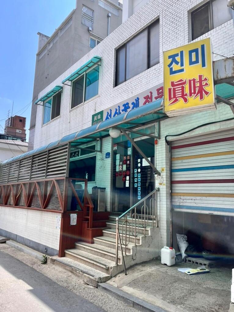 
                        ????首爾美食探店-真味食堂的醬蟹???首爾美食中的一道亮麗風(fēng)景線，就是真味食堂的醬蟹。這家店已經(jīng)連續(xù)多年獲得米其林的認(rèn)證??。每一只螃蟹都充滿了蟹黃，肉質(zhì)鮮美，再配以真味食堂獨(dú)家秘制的醬油腌制，一口咬下，滿口都是蟹肉的鮮甜和醬油的清香??。而且，品嘗醬蟹時，小菜的品質(zhì)和數(shù)量也非常重要，真味食堂的小菜數(shù)量更是讓人驚艷，滿滿的一桌，感覺都能壓垮桌子。每天新鮮現(xiàn)做，味道也是一流。??記得提前預(yù)約，否則直接在現(xiàn)場等待，可能會吃不到。????????????醬油螃蟹定食 ???????45000??店名：????地址: ?? ??? ???? 186-6營業(yè)時間:12:00-20:00公休日:星期日#韓國日常 #韓國美食 #首爾美食 #首爾探店 #首爾生活 #吃貨在首爾 #韓國旅游 #首爾旅游 #韓國自由行 #首爾自由行 #醬蟹 #首爾醬蟹