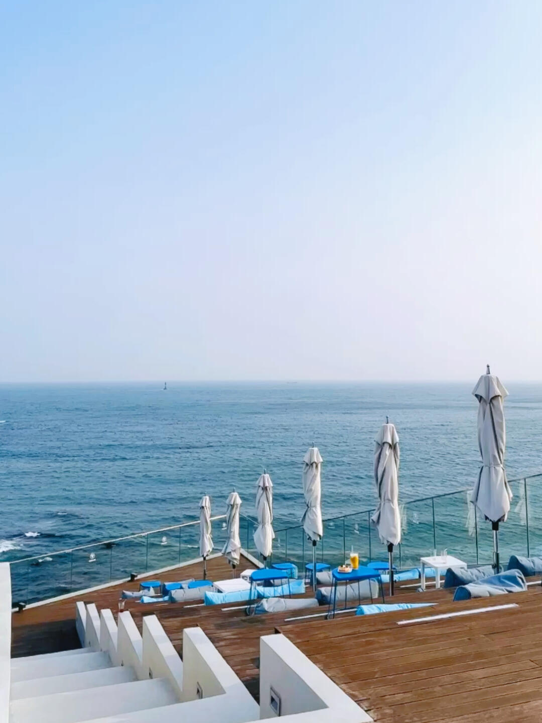 
                        韓國釜山海景咖啡館：Cafe Coralani ???在釜山，有一家四層樓高的咖啡館，這里的露天沙發(fā)設(shè)計成階梯式，讓你可以盡享180度的絕美海景。坐在這里，感受著海風(fēng)的吹拂，品嘗美味的咖啡和點心，仿佛擁有了一段奢華的美好時光。這里的環(huán)境和服務(wù)都是五星級的，讓人心情愉悅，仿佛被大海的浩渺所治愈。推薦指數(shù)：??????????環(huán)境評價：??????????咖啡館名字： ???????? ????????????????地址： ???? ??????????????????????-????, ????????????-??????, ????????????-??????,??????????, ?????????? ??????????.營業(yè)時間：每日????:???? ???? - ????:???? ????交通提示：你可以乘坐地鐵??到達(dá)最近的?????????????? ??????????????站，然后打車??前往這家咖啡館，車程大約9分鐘，車費(fèi)約??????????????。#韓國 #釜山 #咖啡館推薦 #海景咖啡館 #CafeCoralani #韓國旅行 #釜山旅行 #釜山美食