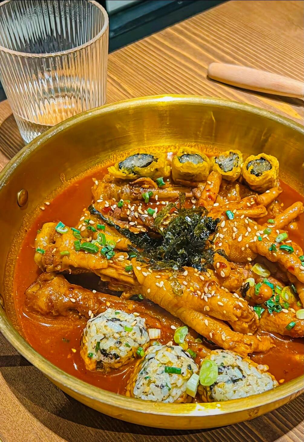 
                        在無錫！這里的街頭美食不容錯過！??位于新區(qū)新地假日廣場的無錫首家韓式烤牛腸專門店，氛圍感十足，小姐姐們絡(luò)繹不絕，還有好多韓國歐巴們在此暢享美食。這里的華沙同款烤牛腸，焦香脆嫩，一口爆汁，美味無比，讓人忍不住一口接一口。這里的韓式烤牛腸，真的是太香了！???? #韓式烤牛腸 #梨泰院牛腸長 #梨泰院 #無錫新地假日廣場 #無錫美食探店 #我的美食日記 #美食日常