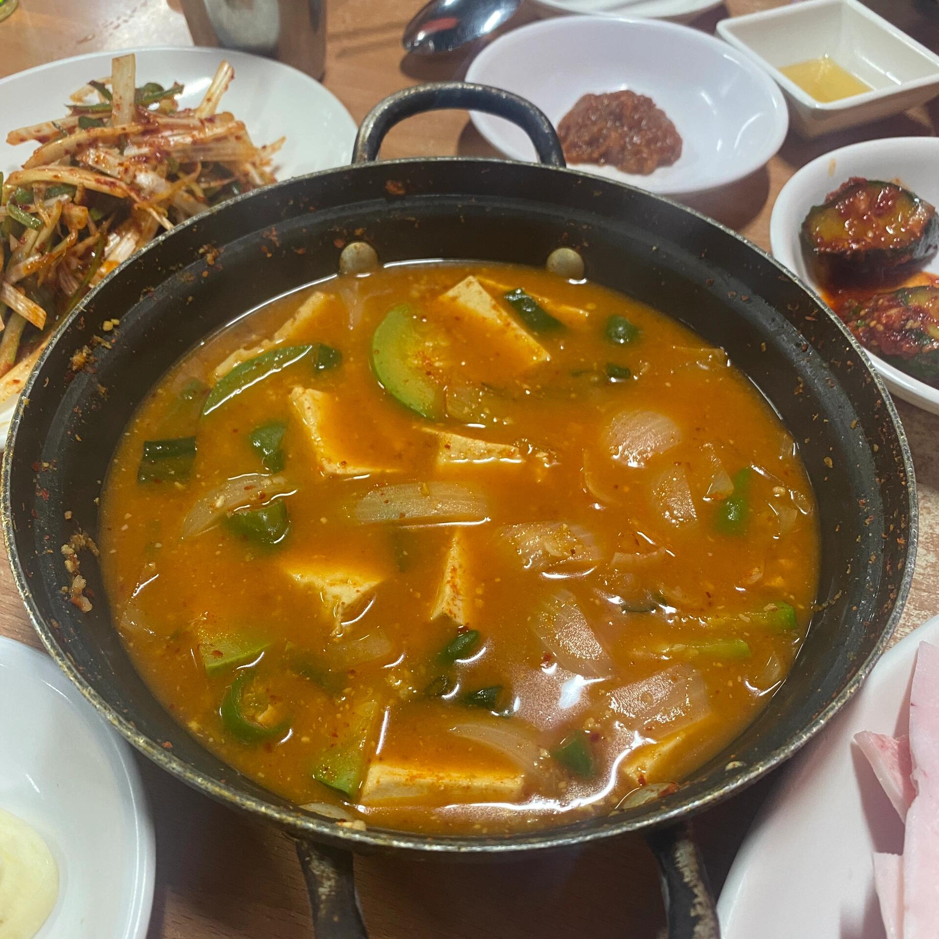 
                        ????白鐘元的熱門推薦：龍山五花肉烤肉店??終于有機(jī)會品嘗到備受矚目的????了，真是太美味了????這家店總是人氣滿滿，記得向店員索取傳統(tǒng)的紙質(zhì)號碼牌，這是你的專屬入場券哦！拿到號碼牌后，就可以在店外等待召喚了。??價格公道，小菜味道絕佳，15000/150g。我和朋友兩個人，點了四人份的烤肉，還有大醬湯和酒，總共花費(fèi)77000，折合人民幣約440元。肉質(zhì)上乘，大醬湯雖然略咸，但里面的洋蔥味道超級好??。掌握了烤肉技巧（見下方tips）后，你會發(fā)現(xiàn)，出門時身上的烤肉味會少很多！??烤肉tips：如果火一直開著，就需要不斷地放肉，否則錫紙會糊，煙霧四起。雖然店員會時刻監(jiān)視并提醒??，但我還是建議大家，可以烤一輪后關(guān)火，吃完再烤下一輪，這樣就不用時刻注意店員的眼神了??#韓國烤肉 #韓國旅游 #首爾生活#韓國探店 #漢南洞