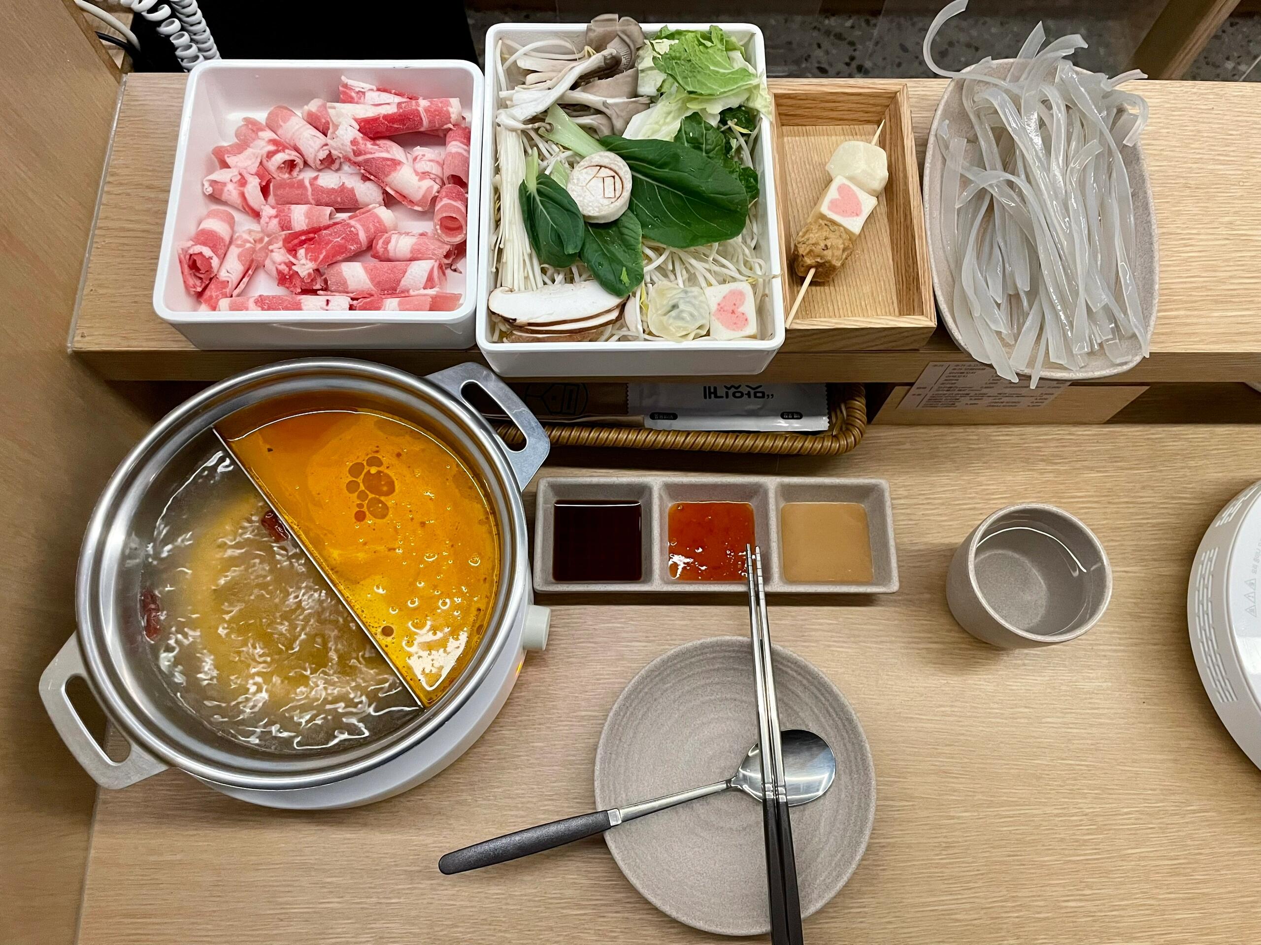 
                        ????新村探店：6800韓幣起的小火鍋??在新村的街頭巷尾，我發(fā)現(xiàn)了一家看似咖啡店的小火鍋店。記住這家店的門臉，因為你可能會不小心錯過它。???♀?店內(nèi)的裝修簡潔明亮，氛圍宜人，無論是獨(dú)自用餐還是與朋友共享美食，都是個不錯的選擇。??這家店的火鍋味道清淡，與中式火鍋有所不同，所以請注意??????我點的是最貴的鴛鴦鍋套餐，只需8800韓幣。套餐包括麻辣和pho（越南米粉味），味道非常好。??我還加了一串丸子和一份寬粉，吃得飽飽的。??如果你偶爾想吃清淡的食物，這家店是個不錯的選擇。??店內(nèi)還有牛肉蓋飯可供選擇，湯底種類豐富，甚至還有壽喜燒。??點餐的ipad上都有圖片，所以不用擔(dān)心點錯。??這家店叫???21 ??，是一家連鎖店，你可以直接搜索???21找到離你最近的店。??地址是：?? ???? ???7?? 46 1?#韓國生活 #首爾美食 #新村探店 #新村火鍋 #首爾美食日常 #韓國美食探索 #韓國火鍋 #首爾新村美食