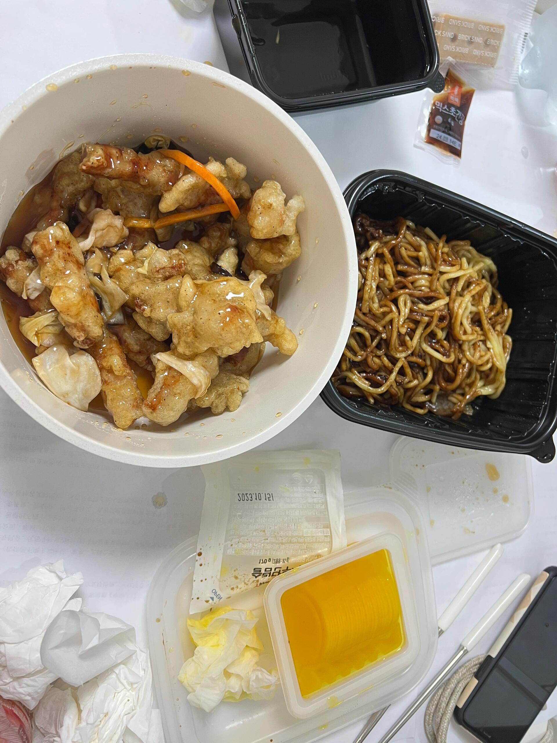 
                        ????首爾美食探店之旅???1. Onion安國店：曾經(jīng)去過一家?guī)в许敇堑姆值辏罱@家安國店火爆程度翻倍，和朋友一起來打卡，周末的時候需要排隊大概20～30分鐘，隨心所欲地挑選了兩款甜點，味道超級棒??（兩款甜點和兩杯飲料）2.nudake圣水洞店：同樣需要排隊大概20分鐘，店外有一面美麗的墻，非常適合和朋友們拍照留念！（兩款蛋糕）3.圣水洞土豆脊骨湯：在nudake用餐結(jié)束后，可以去嘗試一下牛脊湯，也在圣水洞！！肉質(zhì)超級嫩，味道很好，但是這家店需要排隊，人氣很旺。 每人必須點一份，我們?nèi)齻€人就點了三人份，分一碗米飯，最后還沒吃完！分量很足。店名：???????? 地址：?? ??? ???? 45（三人份）4. 螞蟻家弘大店：在釜山的朋友強(qiáng)烈推薦的！！章魚牛腸蝦仁，超級好吃，自己拌飯吃，這可能是這幾天吃到的最美味的食物??而且沒有太多的游客！不需要排隊！下次來一定會再去嘗試（三人份）5. 豬juneun 男人總店：YouTuber小吳推薦的烤肉店，總體來說還不錯，但是排隊時間過長有點降低了期待值，在弘大！！！不過等到我們的時候，很多都已經(jīng)賣完了??（四人份 點了一份烤肉set和一碗湯）6. 神仙雪濃湯明洞店：之前來過，覺得好喝到連續(xù)喝了兩次，這次又來嘗試！旁邊的小菜可以自己取，自己剪！湯品非常健康??（三人一人一碗）在便利店CU樓上7. 忠武紫菜飯明洞店：本來打算去吃香港0410炸醬面，但是休息中，于是就選擇了這家，味道很好，一個set有章魚 蘿卜 10個紫菜卷！8. 廣藏市場：綠豆煎餅！！超級好吃，隨便選一家就可以，還可以隨便挑一個攤販嘗試一下紫菜卷年糕魚餅湯！9. 外賣！！可以找人代點，非常方便??點了橋村炸雞還有一家炸醬面。#韓國 ?#明洞 #弘大 #韓國美食 #韓國探店 #韓國旅行 #韓國旅行攻
