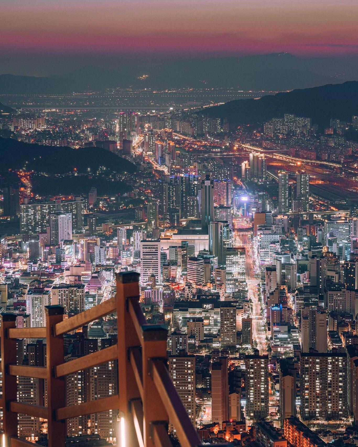 
                        ?韓國釜山市中心的夜景如詩如畫??荒嶺山觀景臺?在釜山，如果有人問你
