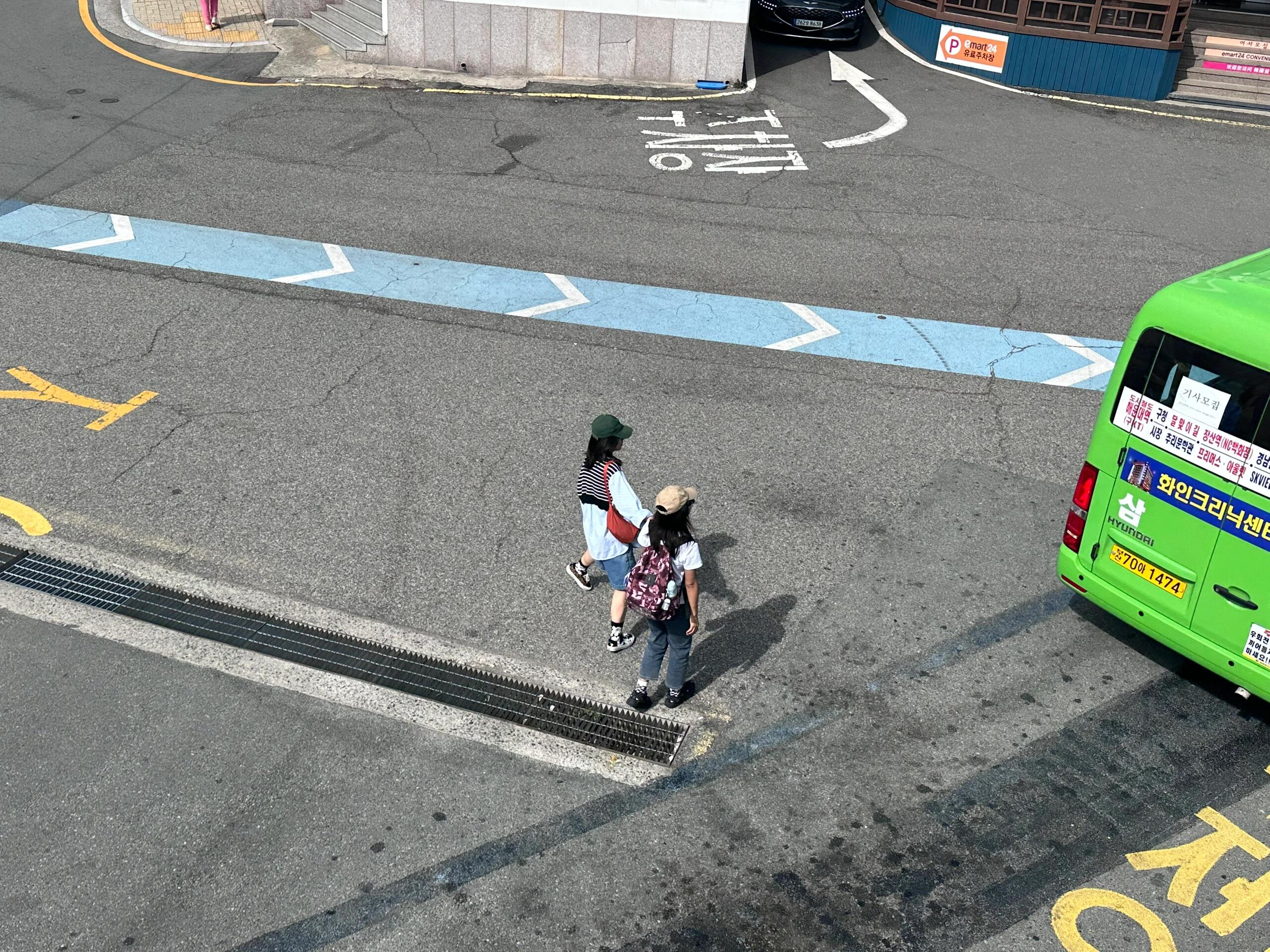 
                        24小時特種兵式游覽韓國釜山??#韓國釜山在海邊的膠囊小火車??是需要額外預約并付費的，但你也可以選擇乘坐包含在行程內的blueline Park海邊列車。接著，你可以去體驗luge無動力小車，或者去樂天世界公園探索。最后，你可以去新世界百貨的spaland享受汗蒸。明天，你可以去首爾的樂天世界快閃店購買Gen.Ge。興奮不已！#韓國釜山 #膠囊小火車 #快閃店 #首爾 #韓國流行文化