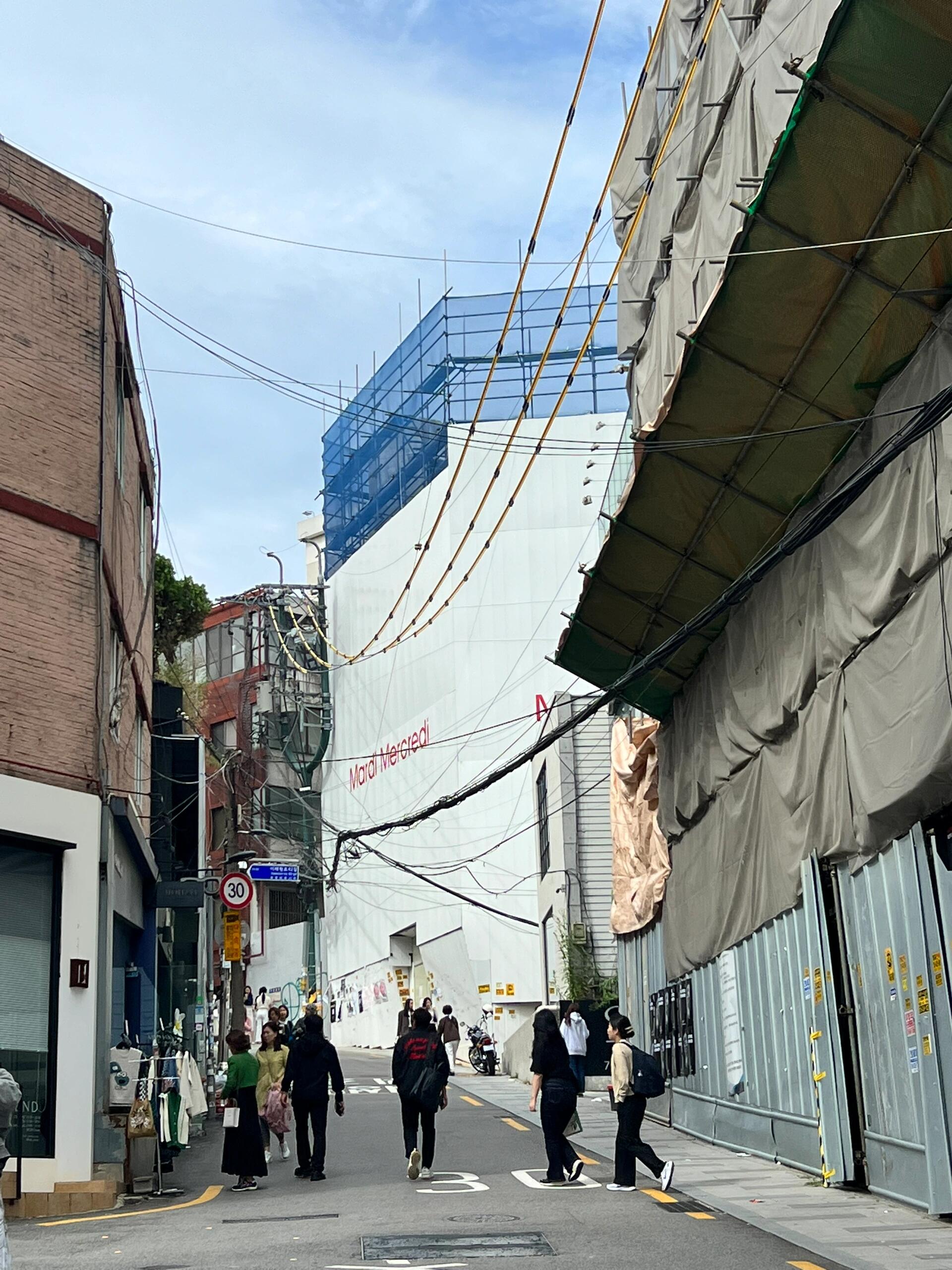 
                        ????韓國五趟之旅｜首爾漢南洞半日漫步???♀?其實在之前的梨泰院逛街經歷中，我已經對漢南洞有了一些了解。首先來到的是Recto，這是一家四層樓的男女裝店，衣服的質量很好，風格簡潔而且有小巧思。我在國內買過他們家的襯衫，雖然我很喜歡，但是沒有折扣，所以我只是看了看，沒有購買。接下來是Grove，導航指向的是一家咖啡店，而Grove則在二樓。這里的衣服價格在幾百塊左右，顏色很年輕，款式有點混亂。第三站是MECLADS，這是一家設計感十足的男裝店，但價格較高。第四站是Mardi Mercredi，這里有帶Logo的T恤和衛衣，但我覺得很普通，價格幾百一件，而且還不允許拍照。我不明白為什么每個人都在買，我覺得昨天在Aland特賣買的衛衣更好看。第五站是Emis，這里只有幾個布包，沒有帽子，而且我也不喜歡戴帽子。EPT Depound等店鋪都會經過，但要么需要排隊，要么店鋪很小，站在門外就能看完。總的來說，漢南洞的收獲不多。至于上下坡，我覺得還可以，只有一兩個坡稍微陡一點，其他都是平地。今天天氣有點涼，我穿了一件針織開衫。#漢南洞探店 #漢南洞 #韓國漢南洞 #漢南洞攻略 #首爾探店 #首爾網紅店 #首爾旅行 #首爾逛街去哪 #首爾逛街打卡 #首爾逛街地圖 #首爾購物 #首爾網紅打卡地