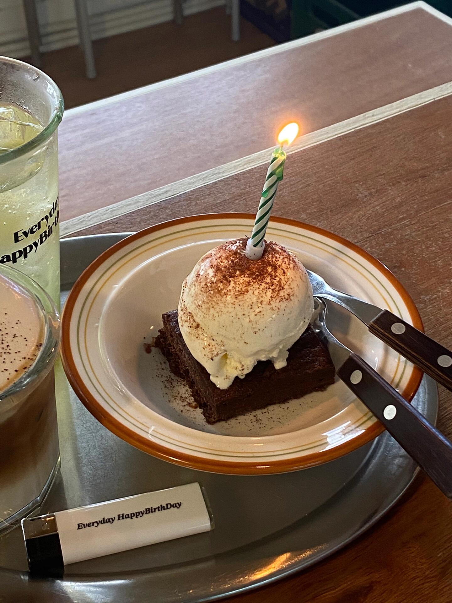 
                        ????探索延南洞｜生日慶祝的理想之地?????p1-3??每日快樂生日??位于首爾市麻浦區延禧路33號3樓的每日快樂生日我們點了冰淇淋布朗尼，看起來非常適合拍照，還會附贈一根蠟燭和打火機。拿鐵也很好喝，只是人太多了！建議避開周末，可能會好一些。下午兩點半去的時候沒有位置，逛了一圈后四點半回去還是沒有位置，忘記留電話號碼了…但是總體來說還是非常不錯的，雖然沒有坐到想要的位置。p5-7??烏龜臀??位于首爾市麻浦區延南路1巷44號1樓的烏龜臀這家店的盒子蛋糕??非常火，有很多款式，而且價格非常便宜，非常適合兩個人一起分享！如果來不及訂蛋糕，來這家店買一個小蛋糕拍照也是非常不錯的選擇！！p8-10??Bistro Aura??位于首爾市麻浦區東教路244號建筑2樓的Bistro Aura非常推薦這家餐廳??服務真的非常好，但是需要提前預約。如果備注是過生日，他們好像會為你準備小卡片，還會贈送一小瓶葡萄酒。他們提供的酒杯和筆可以用來寫東西或者畫畫，菜品也非常好，而且價格并不貴！！人均消費大約在3-4w韓元，兩個人吃非常足夠，吃完還會贈送冰淇淋??。這家店真的非常非常好，也非常適合拍照，有非常好的氛圍感！！#首爾探店 #首爾延南洞 #延南洞咖啡廳 #延南洞探店 #弘大探店 #韓國留學日常 #周末探店 #首爾探店[話題]# #首爾生活