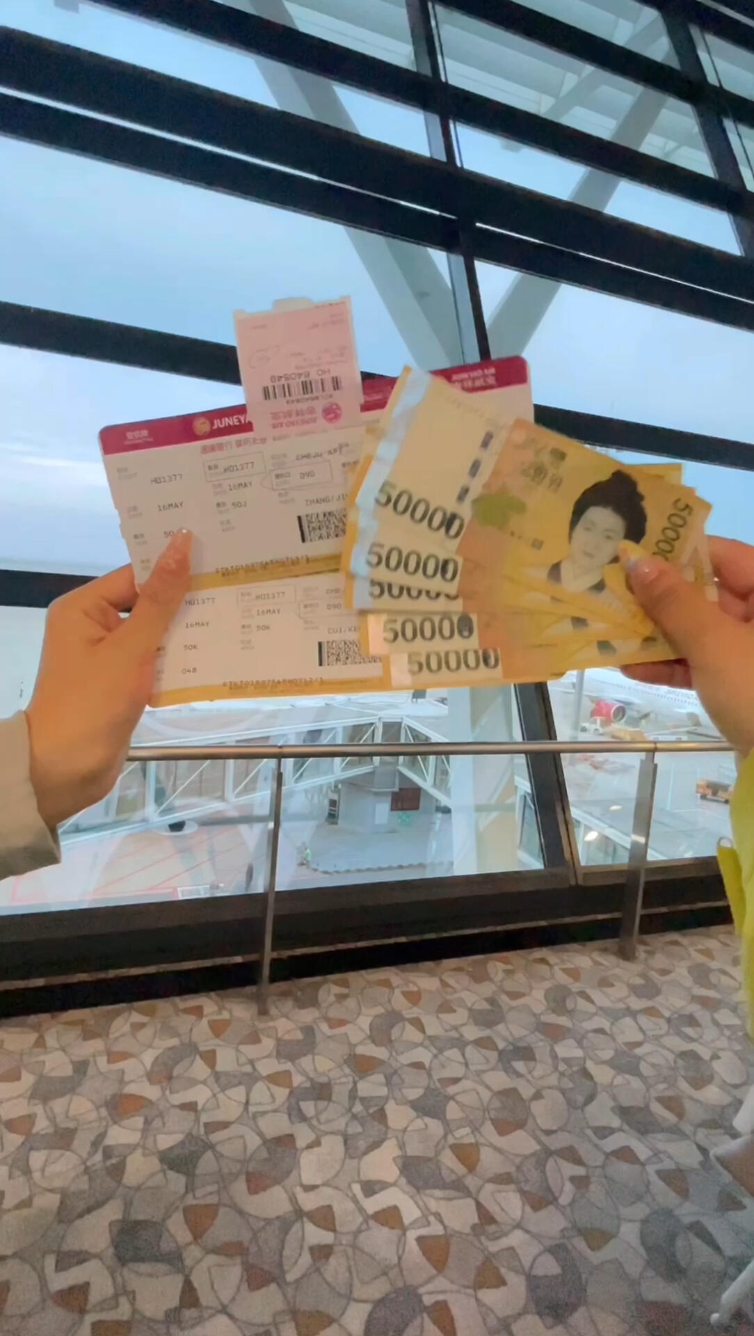 
                        韓國濟州島之旅：美食與美景的完美結合????韓國濟州島的旅行體驗，當地的民風淳樸，人們都非常熱情友好，海邊的景色更是美不勝收，那種美，猶如果凍般的海水，是照片無法完全捕捉的！??在美食方面，濟州島的美食滿足了我對1988年代的向往，每一道菜都美味無比，尤其是炸雞，簡直就是我的美食天堂！bhc的年糕味道超級棒，讓人回味無窮??更重要的是，濟州島的公共交通非常便利！??出租車隨叫隨停，費用和上海差不多，公交車司機也會在你到站時提醒你下車！這樣的旅行體驗，真的太棒了！#韓國 #濟州島 #旅游攻略