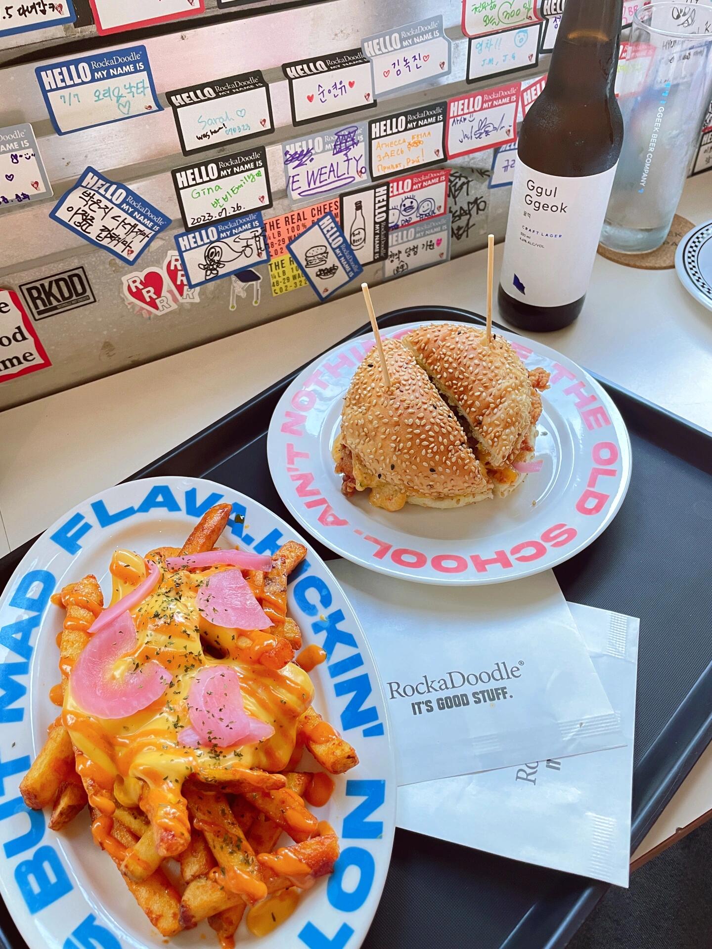 
                        ????韓國美食探索：炸雞漢堡在韓國梨泰院附近的一家新開的餐廳，發現了這款令人驚艷的炸雞漢堡??。一口咬下去，美味無比，讓人感嘆不已。這款漢堡的特點是，它并沒有使用牛肉，而是全部都是炸雞堡。而且，你還可以根據自己的口味，選擇漢堡的辣度。強烈推薦給大家????????。#美食探索 #韓國 #梨泰院 #美食日記