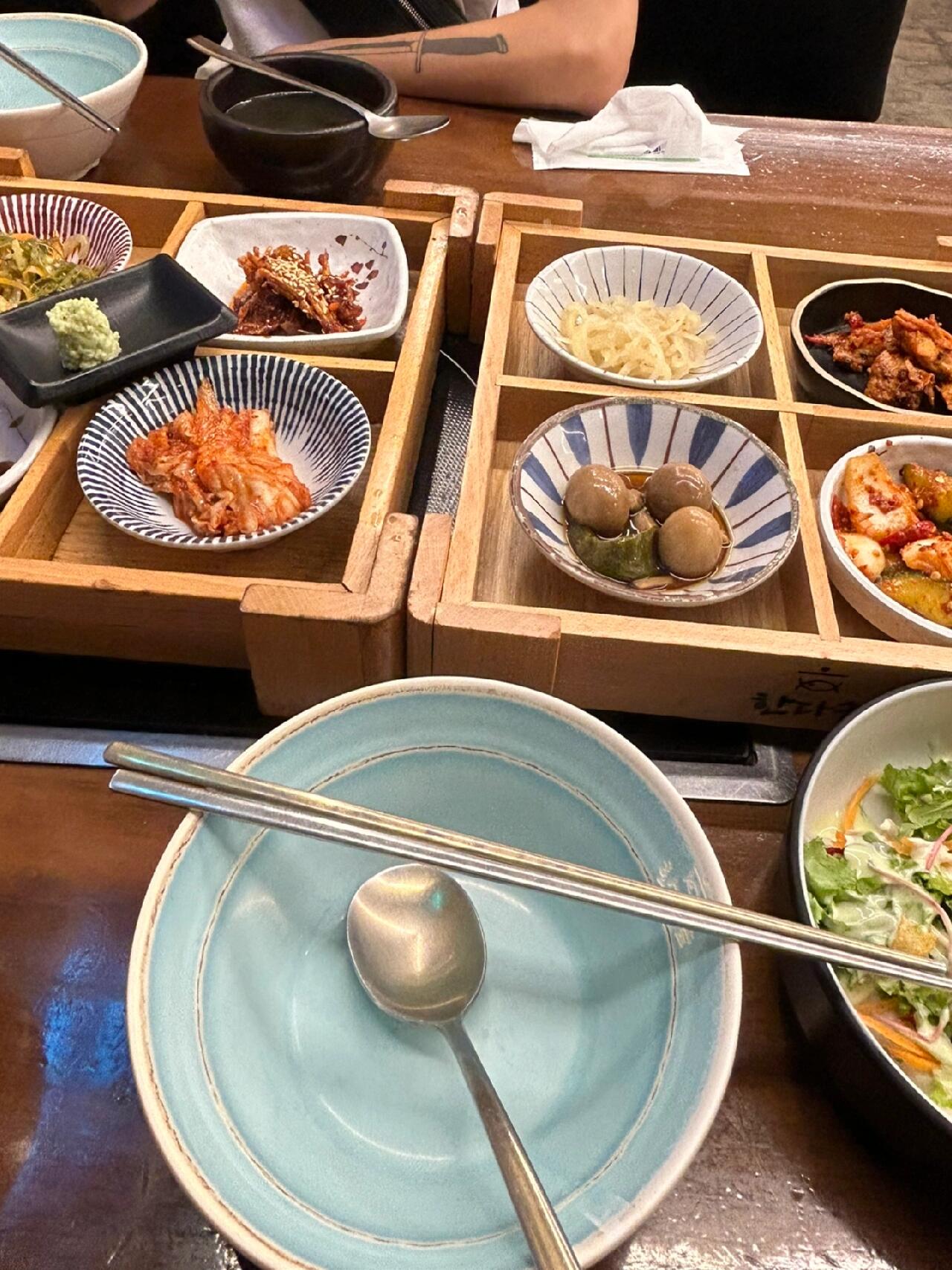
                        韓國釜山廣安里美食探店???推薦韓國釜山廣安里的美食名店：??? （據說有多家分店）地址：?? ??? ?????33?? 101??地鐵2號線 1號口營業時間：11:00-22:00這家店是我在小紅書上發現的，位于廣安里海水浴場，價格合理，小菜種類豐富。大閘蟹石鍋飯的鍋巴越吃越有味，就在我之前推薦的airbnb后面一條街（離海邊很近）。#釜山 #釜山美食 #韓國美食 #韓國旅游 #旅游日常 #美食日常 #大閘蟹