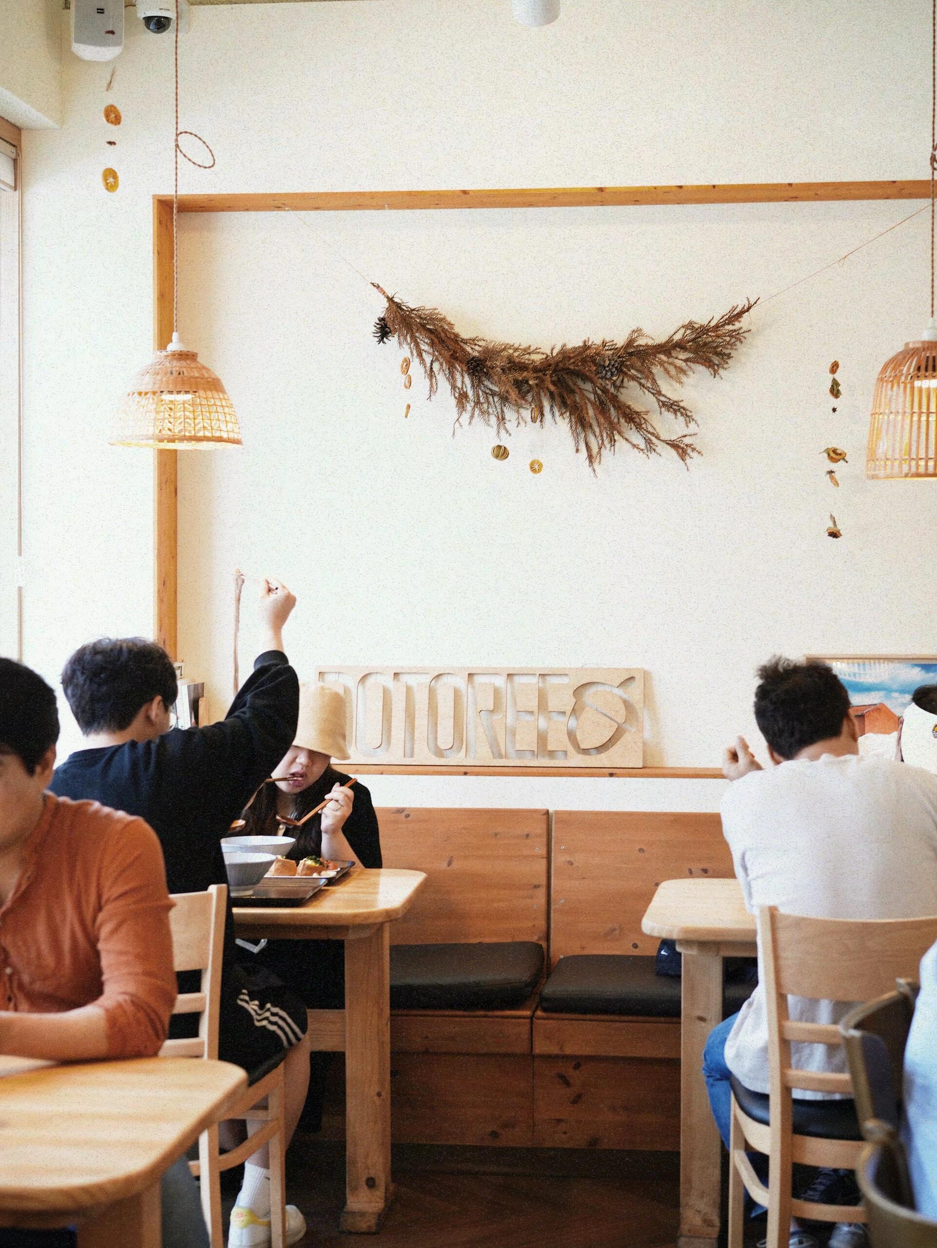 
                        韓國濟州島特色美食：青橘冷面?? 清爽午餐的絕佳選擇在濟州島的幾天里，烤肉和海鮮的重口味讓人有些吃膩，這時候發現了這家青橘冷面店，一眼就被它的冷面吸引了！這款帶有冰碴和芥末的青橘蕎麥面，實在是太誘人了！雖然到店后需要排隊大約20分鐘，但是在附近的社區咖啡店買了一杯咖啡回來，剛好就能吃到。蕎麥面套餐里還有醬菜和油豆腐飯團，都是冷食，非常適合夏天享用。面湯的味道和我想象中的完全不同，不是常見的冷面的酸甜味，而更像是昆布熬出來的味道。將青橘擠入面湯中，再加上芥末和白蘿卜泥，就是清爽+清爽的完美組合！這家店離東門市場非常近，可以在同一條線路上安排吃飯，非常方便。??dotoree kitchen地址： ??? ??? 59#韓國濟州島 #濟州島美食#濟州島自由行 #濟州島旅行攻略