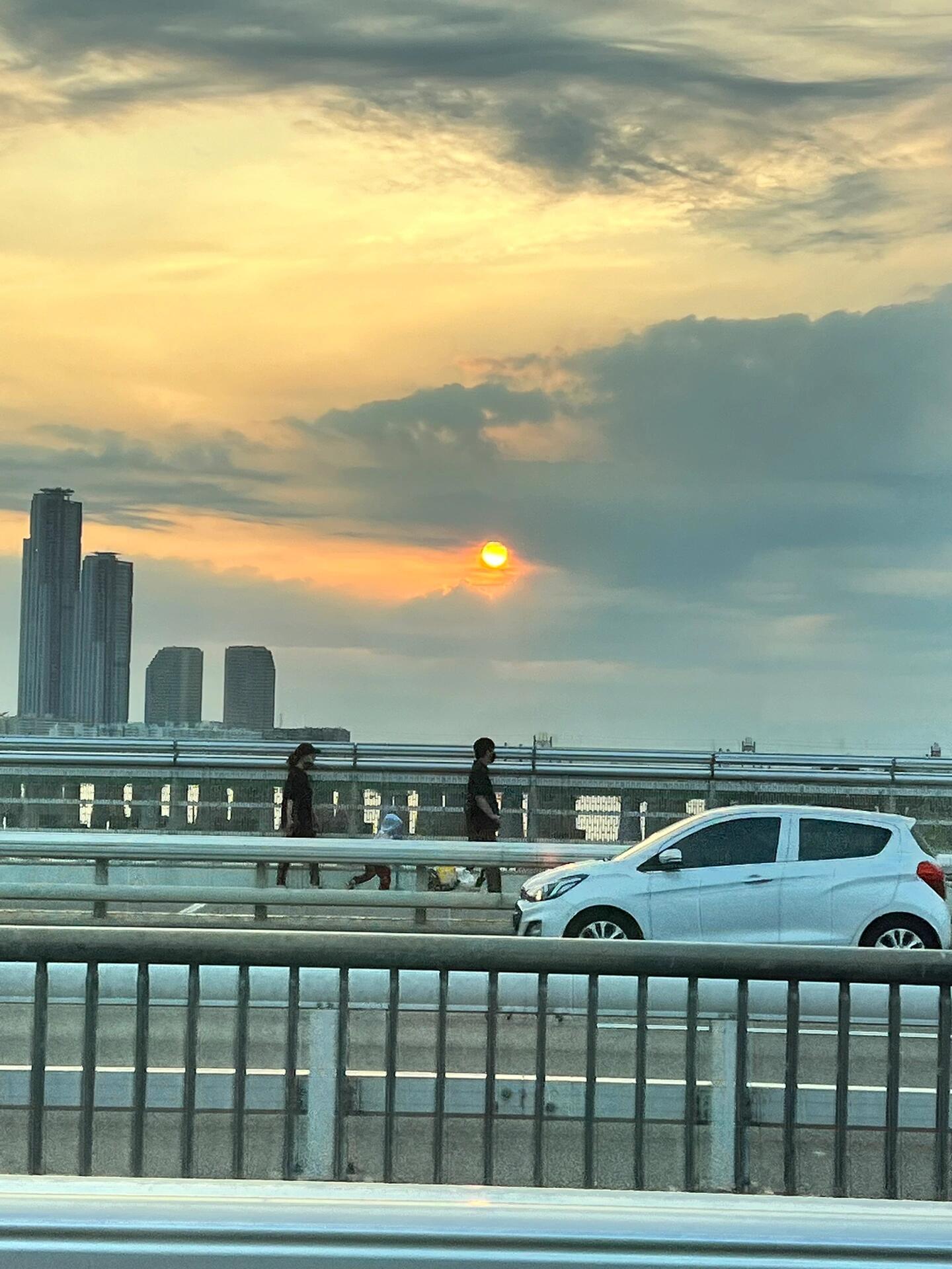 
                        ????首爾解放村的夜景??，你看過嗎？??：來到Muni咖啡館，英文名搜索也能找到哦！??：營業(yè)至晚上10點，有好幾層樓，露臺上還可以享用美味的西餐。乘坐龍山02小巴士上山，雖然路途顛簸，但是值得。在半山腰，你可以看到南山塔，夜晚的景色美不勝收，可以俯瞰半個首爾城區(qū)。五彩斑斕的建筑屋塔房，真的很可愛！街邊還有其他小酒吧和小雜貨鋪，晚上亮起燈來，真的很浪漫。還有很多人打卡的一條樓梯，旁晚的橘色燈光也很有氛圍感！隨便一拍就是韓劇里面男主角送女主角回家的既視感??我晚上7點多去的，人不是很多，但是外國人很多！#留學韓國 #我的日常 #韓國生活 #夜景 #城市夜景 #露臺 #韓國穿搭 #韓國首爾 #首爾 #首爾南山塔 #首爾解放村 #解放村 #首爾夜景 #首爾夜景好去處 #首爾看夜景 #首爾夜景約會 #首爾旅游 #首爾咖啡 #首爾咖啡店 #首爾高顏值咖啡館 #首爾網(wǎng)紅咖啡廳