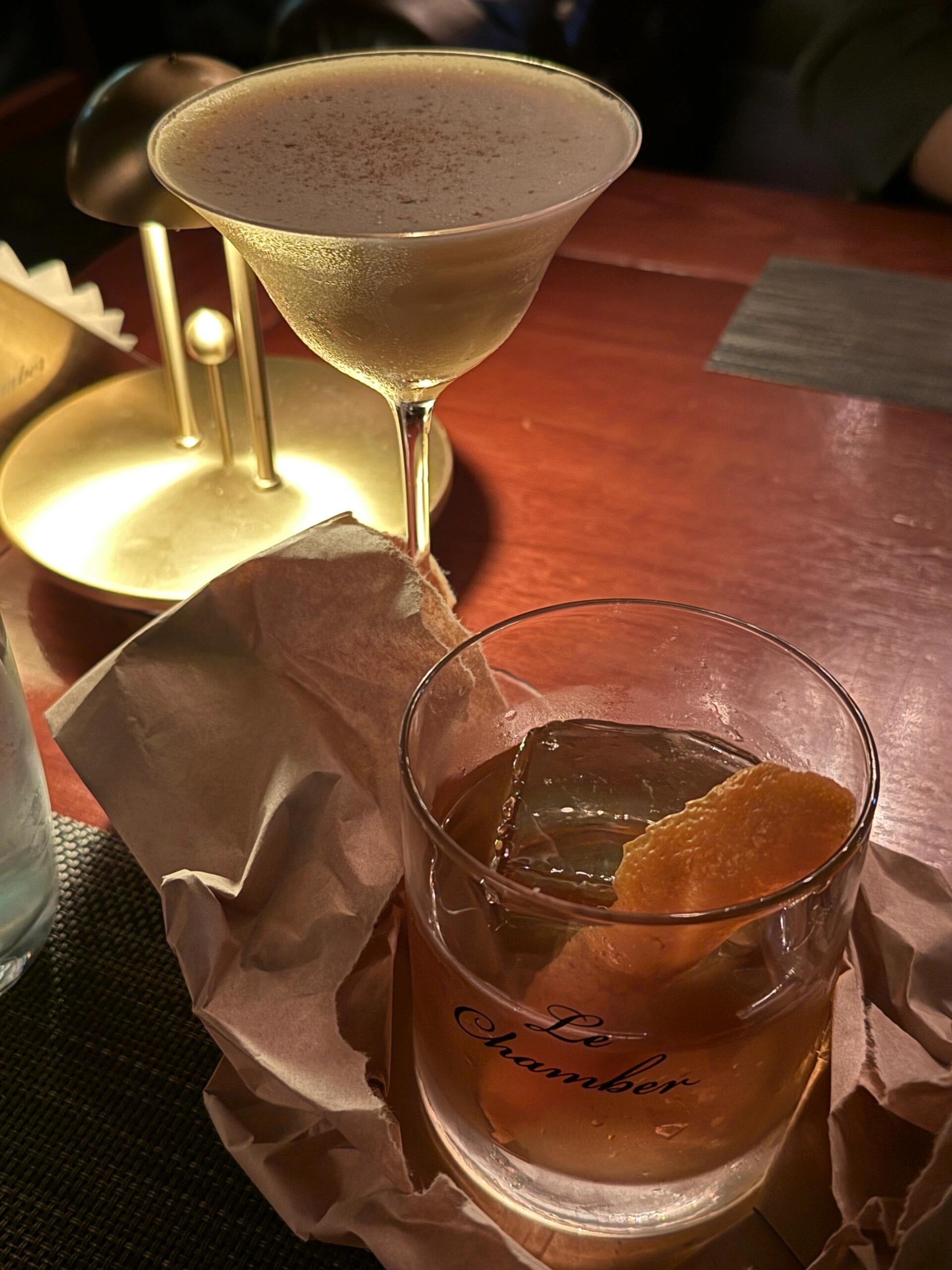 
                        首爾四大Top50酒吧無預約攻略??嘿，我就是那個在別人吃飯時喝酒，別人喝酒時吃飯的人????你說哪個好人會在五點多，天還沒黑就去酒吧喝酒呢？基本上都是walkin，喝完后九點鐘去吃晚飯，連網(wǎng)紅餐廳都不用預約等位???我個人最愛的是Bar Cham！裝修風格和酒品質(zhì)都超級棒！他們有一款??，和我在東京SG喝到的壽司味道相似！有著當?shù)靥厣艺娴哪芎瘸鲎喜税埖母杏X！??Zest的小哥很健談，還會和我們秀中文，不過他們家的酒大部分都是預調(diào)的??#首爾 #韓國 #asiatop50 #bar