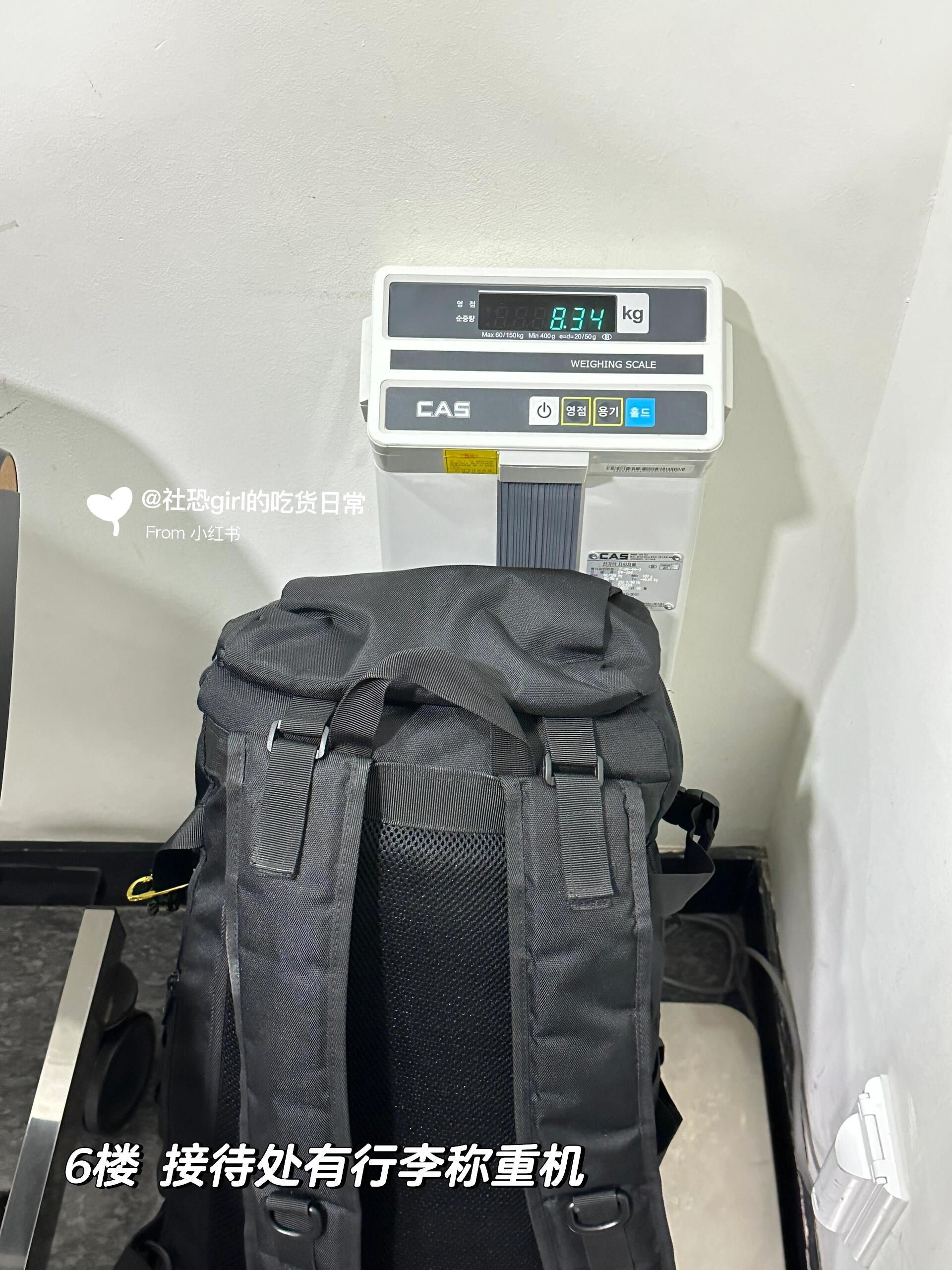 
                        ????首爾明洞寶藏級3星酒店打卡指南！??準備踏上韓國之旅的你，一定在尋找理想的酒店吧？今天，我要向你推薦一家3星級酒店——Hotel 28 MyeongDong！??在booking.com上預訂時，我就被它的照片深深吸引了。到達后，它的實際情況更是讓我驚喜連連，毫無疑問，這是我心中的No.1酒店！??首先，它地理位置優(yōu)越，位于明洞商圈內(nèi)，離地鐵站只需步行幾分鐘。出門就是美食和購物的天堂，附近還有CU mart，半夜餓了可以去買杯面。??酒店的主題是電影，整體風格偏暗黑。走廊播放著電影，擺設(shè)著藝術(shù)品，高級感十足。??一進酒店，前臺就會熱情歡迎你，幫你提行李。Reception在6樓，接待員非常親切，英文流利。他們會帶你上樓，介紹房間，還會贈送popcorn。??房間干凈整潔，設(shè)施齊全。有浴袍、洗漱用品、搓澡海綿和剃須刀等。冰箱里有各種飲品，包括燒酒、可樂、氣泡水等，都是免費的。還有咖啡機和準備好的膠囊咖啡、茶袋。??我最喜歡的就是他們的浴缸。逛街回來泡個澡，真是太舒服了。雖然浴缸是透明的，但有窗簾可以拉上，保證了隱私。洗澡區(qū)和馬桶區(qū)分別在左右兩邊，馬桶還有發(fā)熱的馬桶墊，真的很貼心。??床上有兩種枕頭，一種軟，一種硬，床非常舒服，我可以立刻入睡。??酒店還提供洗衣服務(wù)，不想帶臟衣服的朋友可以去試試。??酒店內(nèi)有多家餐廳，入住者還可以享受折扣。3樓有健身房，喜歡健身的朋友可以去看看。6樓reception旁邊還有行李稱重機可以使用。????♀?總的來說，這家酒店給我?guī)砹?星級的體驗。雖然我只住了一晚，但能夠體驗到這樣的酒店，真的讓我非常開心。我強烈推薦這家酒店！??我住的是Deluxe Double Room，價格大約是200新幣一晚。你可以在booking.com上找到它。下一篇我會介紹在釜山的住宿！#首爾明洞站 #明洞 #明洞商圈 #韓國首爾酒店 #韓國酒店 #住宿推薦 #韓國旅游住宿 #首爾住宿攻略 #明洞酒店#hotel28myeongdong#發(fā)現(xiàn)寶藏酒店