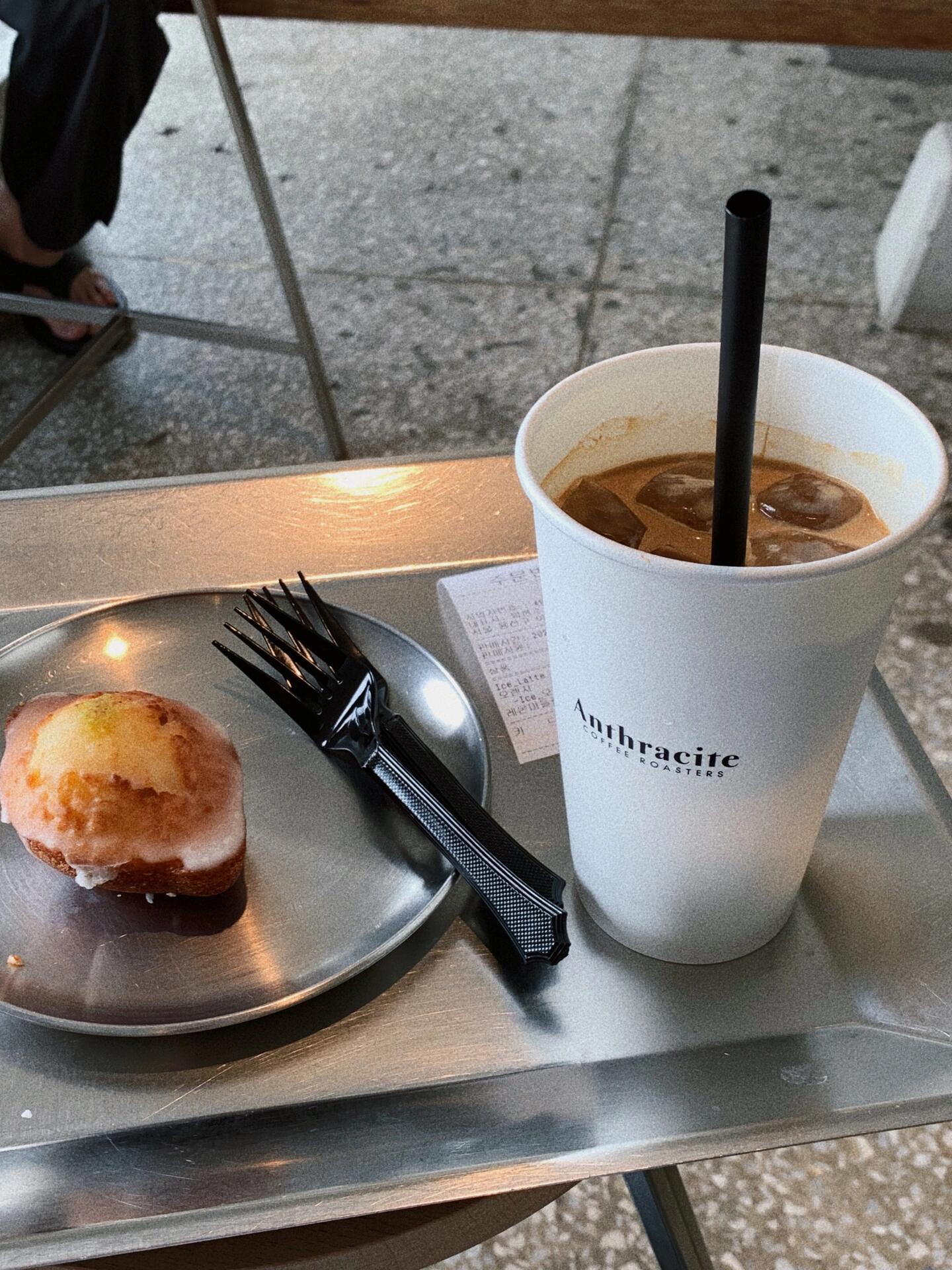 
                        ????漢南洞｜Kinfolk雜志推薦的咖啡店??咖啡店名稱：Anthracite Coffee Roasters這是一家韓國本土的咖啡品牌，所有的咖啡豆都是自家烘焙的。最初的店鋪設(shè)在合井，現(xiàn)在已經(jīng)有多家分店了。我去的是漢南洞的分店，店鋪很大，有3-4層樓。而且，它就在nonfiction香水店的隔壁。不過，我個人覺得西橋洞的分店更美。我們點了拿鐵、橘子水果茶和瑪?shù)铝铡Ｄ描F的咖啡味我覺得有點淡，但是瑪?shù)铝辗浅：贸浴ｉ僮铀枰埠懿诲e。#漢南洞 #漢南洞美食 #韓國漢南洞 #漢南洞咖啡店 #漢南洞咖啡廳 #首爾探店 #首爾旅行 #吃貨在首爾 #首爾咖啡 #Anthracite #漢南洞攻略
