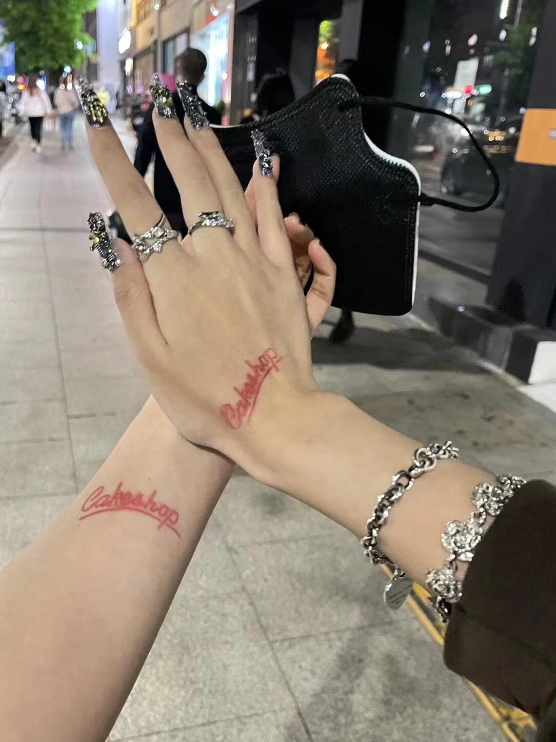 
                        ????梨泰院Club：兩周的精彩體驗??這就是我在梨泰院Club兩周的生活：吃喝玩樂，學習無間斷。??????當課程變得無趣時，我決定做個梨泰院酒吧測評。????1??LEGACY：氣氛無敵爆炸好，因為是新開業(yè)的酒吧，曾經(jīng)遇到過革兒&紅館包括groovyroom，現(xiàn)在應(yīng)該碰不到了。在此要感謝yunu和我的朋友還有我的靈機一動??。入場費2w有1酒，味道不錯。2??Ballin‘：遇到了mili，總體還不錯，酒好喝，帥哥多，但是很重要的一點，丑鴨是大騙子。無入場費。3??MADE：我的快樂老家，被弘大made欺騙了，hh區(qū)真的很好玩，但是要注意咸豬手?。toli金??就是在這遇到的??。zenethezilla一直會來。女生免費（？）其他是2w有1酒。4??Beyond：我忘記了，沒記憶了，有帥哥，但是帥哥吵的和鴨子一樣，zenethezilla也在這里。無入場費。5??Pumpkin：滾蛋，別去，狠狠壁壘。6??Cakeshop：你也滾，權(quán)志龍喜歡的不是我喜歡的，嗅覺特別靈敏的別去，因為外國人特別多，偶爾能遇見一些小rapper，但是沒必要去。入場費1w沒有酒。#梨泰院 #SMTM #韓國hiphop酒吧 #韓國酒吧