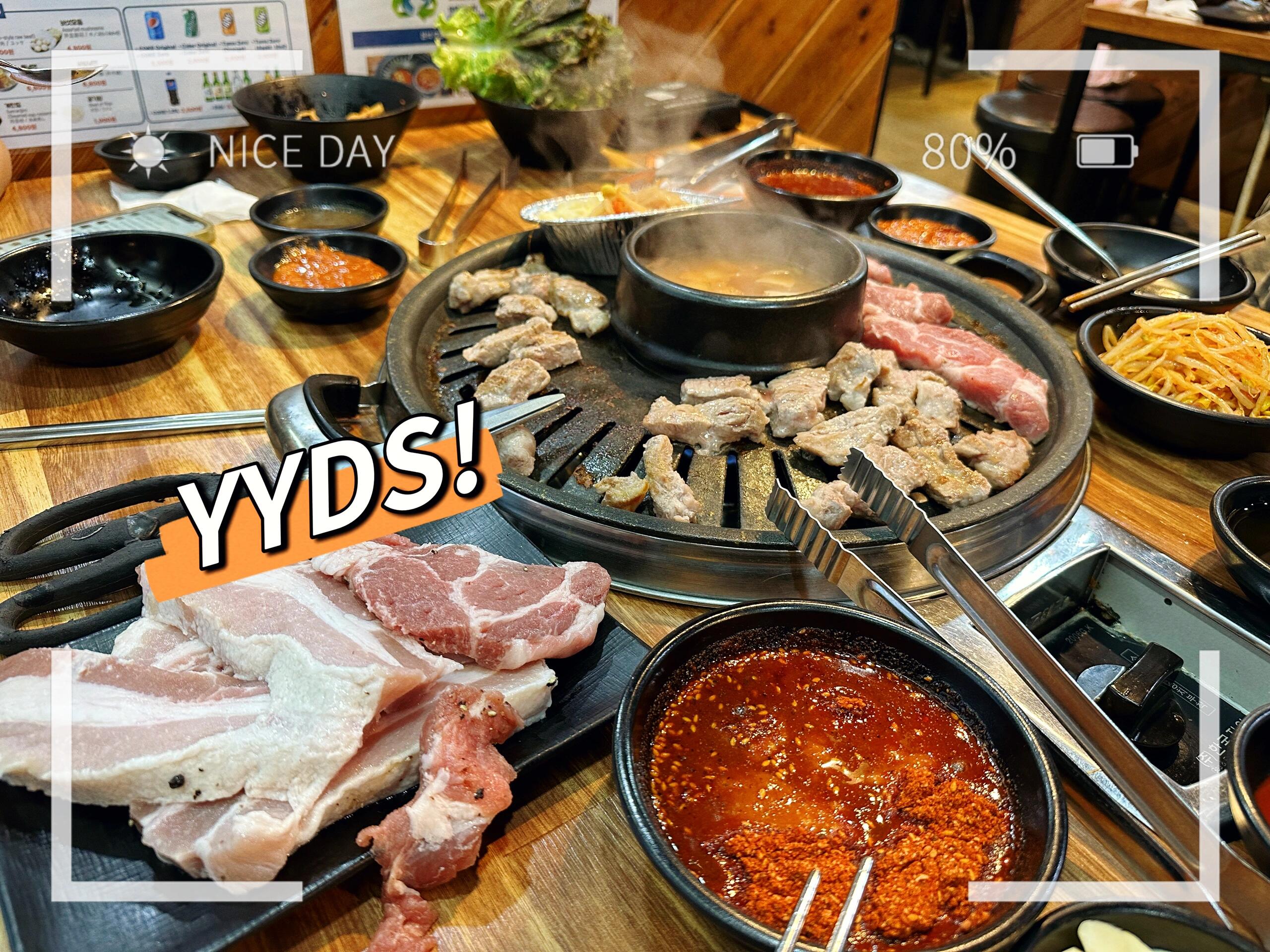 
                        韓國????BBQ烤肉盛宴韓國????首爾明洞的這家自助烤肉店真的值得一試～每人18800韓幣，兩人同行每人只需16800韓幣，口感絕佳～無限量供應(yīng)的肉肉讓人欲罷不能！！但是記住，不能浪費哦，我6月份去的時候就因為拿多了沒吃完，被罰了錢??所以這次我都是每次少拿一點，吃完再去拿。大胃王的你們，不妨去試試看??#韓國烤肉 #韓國首爾 #明洞美食