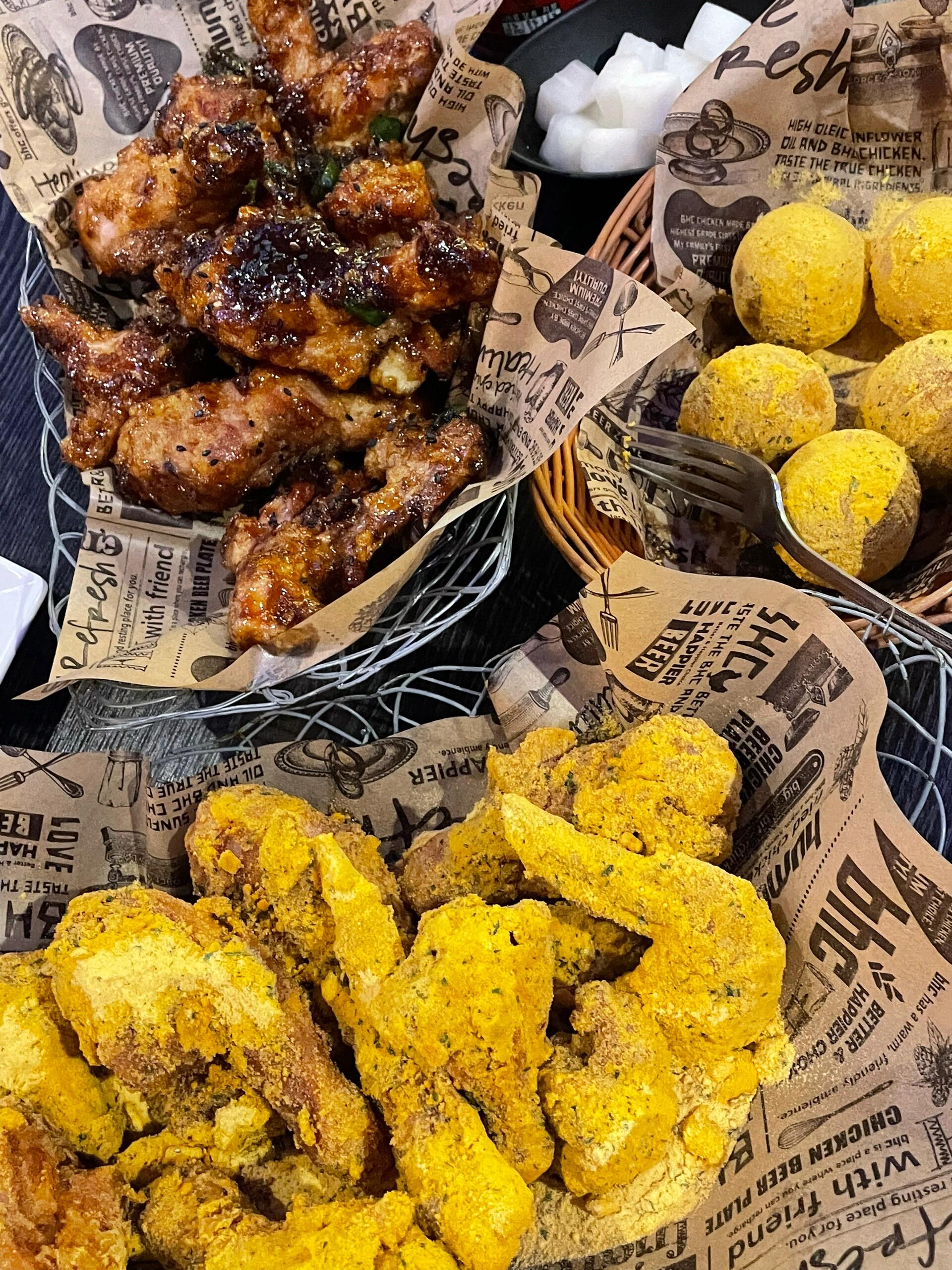 
                        韓國美食探索之旅????p1-2 在韓國釜山，尾浦家（廣安里店）是一家人氣爆棚的餐廳，就在廣安大橋和海灘旁邊。即使是對生食不感冒的朋友，也會對這里的美食贊不絕口！醬蟹的味道鮮美，一點都不腥，真的是偷飯賊，一碗米飯都不夠吃??唯一的遺憾就是排隊時間有點長??p3-4 在釜山西面的一家店，我們品嘗了濟州島的特色美食，黑豬肉湯面和辣毛蚶拌飯，面條鮮美可口，讓人回味無窮！p5 在弘大附近的一家小居酒屋，老板和服務(wù)員都很好看，飯菜也很美味！特別推薦炸醬面，炸醬的味道濃郁，配上烤肉，簡直是碳水愛好者的天堂！p6 在狎鷗亭的一家店，我們品嘗了濟州島的黑豬肉，兩人套餐的份量剛好，黑豬肉的口感嫩滑，沒有難聞的豬肉味，肉質(zhì)鮮嫩，店員還會詳細解釋每個部位的特點。唯一的小遺憾是泡菜炒飯有點酸，不太合口味。p7-8 新沙洞的烤牛腸是一家知名的餐廳，大部分都是中國游客，菜單也有中文。強烈推薦點牛腸拼盤的時候加一份土豆年糕，年糕經(jīng)過牛油的浸泡，口感香滑，烤韭菜也是一絕，既解膩又美味！p9 BHC炸雞，是韓國的一家知名炸雞店，我們?nèi)齻€女生，眼大肚子小，點了兩份炸雞，最后打包了一半。芝士球是必點的，一點都不膩！總的來說，以上的美食都值得嘗試！唯一需要避雷的就是弘大地鐵口的小攤，魚餅和炒年糕的口感并不理想。相比之下，釜山札其噶市場的魚餅攤的魚餅更加鮮美。#韓國旅行 #韓國美食 #釜山美食 #首爾美食 #韓國醬蟹 #韓國生活 #韓國烤肉 #韓國炸雞