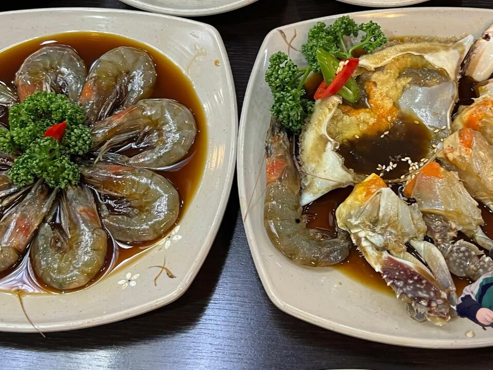 
                        在韓國享受美食，咸草醬蟹和醬生蝦的美味體驗?????在韓國，除了購買彩妝和保養(yǎng)品，一定不能錯過的美食就是「醬油螃蟹???」。這種美食只有在韓國才能品嘗到最新鮮、最美味的口感，尤其是在「咸草醬蟹」這家店。店員會說中文，溝通起來非常方便！兩個人的話，推薦點一整套餐，包括蒸蛋和一只螃蟹；另外，醬油生蝦也是必點的美食。我個人覺得，這家店的咸草蟹???和蝦??的口感偏向甘淡，螃蟹非常新鮮。你可能會擔心醬油會很咸，但其實并不會！這樣就不會吃太多白飯，真的覺得醬蟹太好吃了??醬油生蝦也非常美味！如果你不喜歡吃螃蟹，但是喜歡吃蝦，那么一定要嘗嘗醬油生蝦，蝦肉的口感比螃蟹肉更扎實，帶有Q彈的口感。只是剝蝦的時候，手會有些臟。但是，他們店的韓國米酒超級好喝，一定要嘗試一下！這家店的螃蟹醬汁是用咸草花、醬油、海帶、水果、大棗等食材和藥材一起煮制的，還添加了有益健康的紅糖。如果你是初次來韓國，找一個價格合理、服務(wù)好、能說中文的店家會讓你感覺更舒適。店鋪地址：27 Myeongdong 8ga-gil, Myeong-dong, Jung-gu, Seoul, 南韓營業(yè)時間：11:30–22:00電話：+82 2-318-1624店鋪位于明洞的一棟綜合大樓的B1，大樓后面有電梯可以乘坐。#咸草醬蟹#首爾#醬生蝦#明洞 #醬蟹