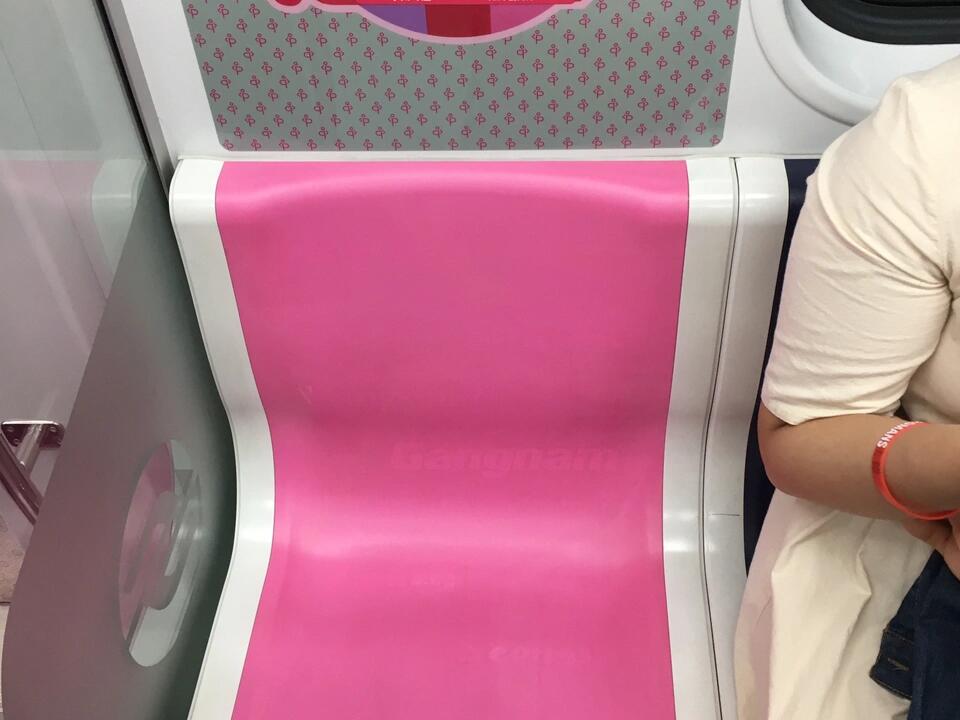 
                        ??韓國地鐵乘坐小貼士??圖中的位置是專為????????老年人設計的座位彩色的座位是為????孕婦準備的需要注意的是，與中國不同，如果沒有上述人群，這些特殊座位在韓國是不能坐的，以避免非指定人群占用??在普通座位滿員的情況下，即使特殊座位空著，大家也會選擇站立。計劃去韓國旅行的朋友們，記得注意哦！#韓國旅行 #首爾 #釜山 #大邱 #濟州島 #韓國地鐵 #韓國生活 #韓國日常 #韓國留學生 #韓國交通