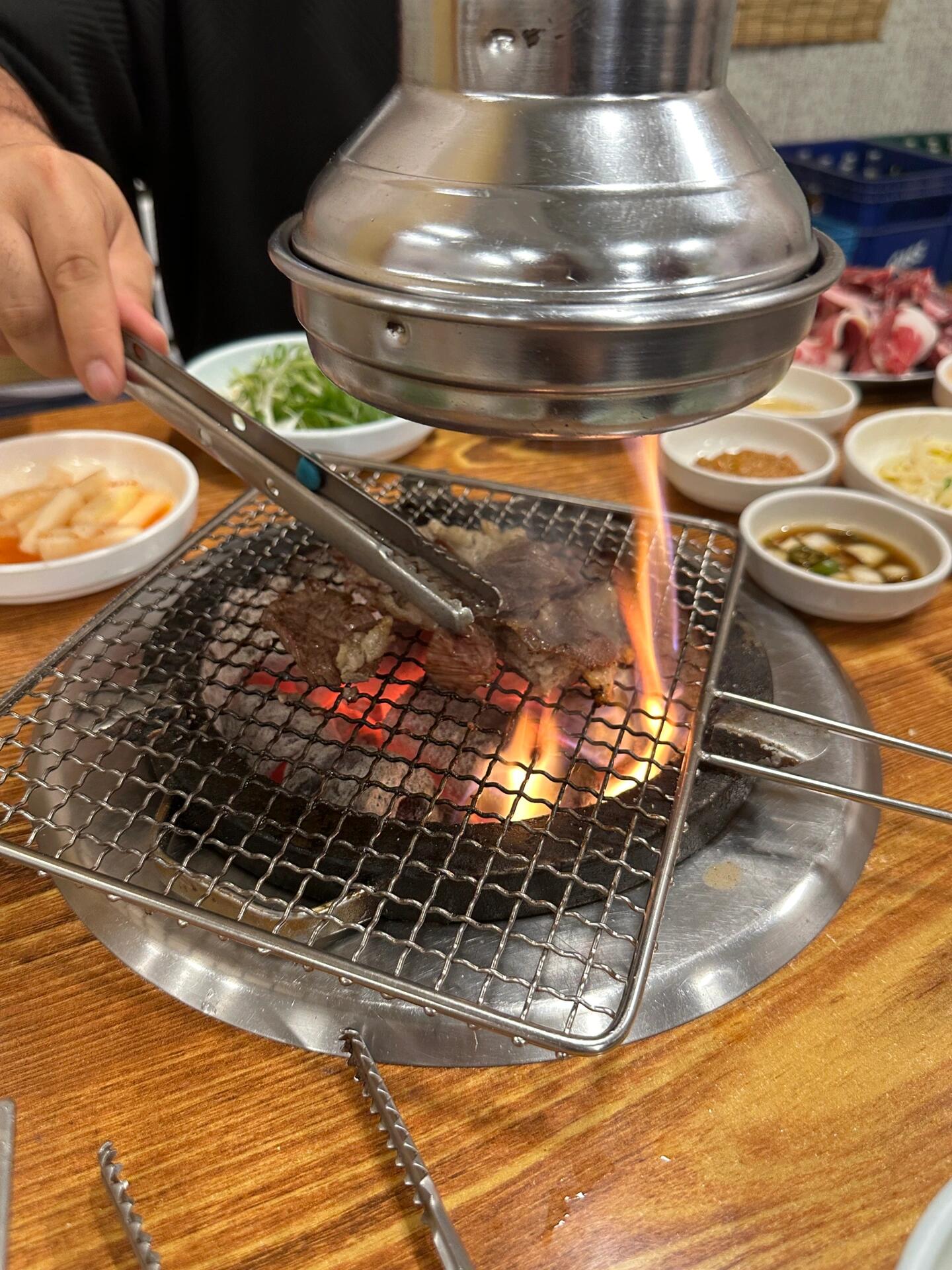 
                        ????濟州島烤牛肉探店記：市區最佳烤肉體驗??在濟州島，有一家烤牛肉店，每天都是座無虛席，而且客人幾乎全是本地韓國人。這里的烤牛肉，新鮮美味，口感絕佳，讓人回味無窮??。店里的菜單很簡單，只有牛肉，但是每一份都是精心挑選的優質肉品。特別推薦13000韓幣的肥牛卷，至少要點兩份才能體驗到它的美味。我們三個人大快朵頤，吃得滿頭大汗，才花了300多人民幣，性價比超高。除了烤肉，店家還會贈送大醬湯和米飯，湯里的牛肉豐富，味道醇厚，是烤肉的絕佳搭配。這家店的人氣爆棚，是濟州島上被找瘋了的店，不僅美食誘人，還是拍照的好地方。如果你計劃濟州島自由行，一定要來這里嘗嘗，體驗一下真正的韓國烤肉。#濟州島 #濟州島旅行 #濟州島美食 #濟州島探店 #美食日常 #韓國烤肉