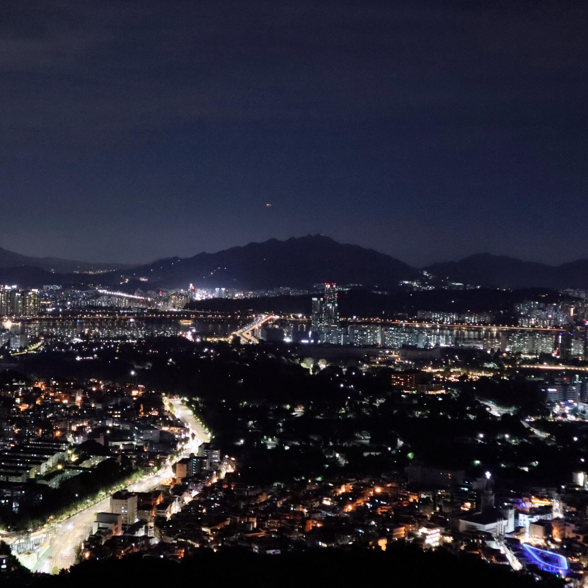 
                        ?首爾南山塔夜景迷人時(shí)刻?經(jīng)過(guò)漫長(zhǎng)的兩小時(shí)等待，終于登上了南山塔??那一刻的夜景，美得讓人心動(dòng)??#首爾 #南山塔 #夜景 #韓國(guó)旅行 #美景 #旅行心得