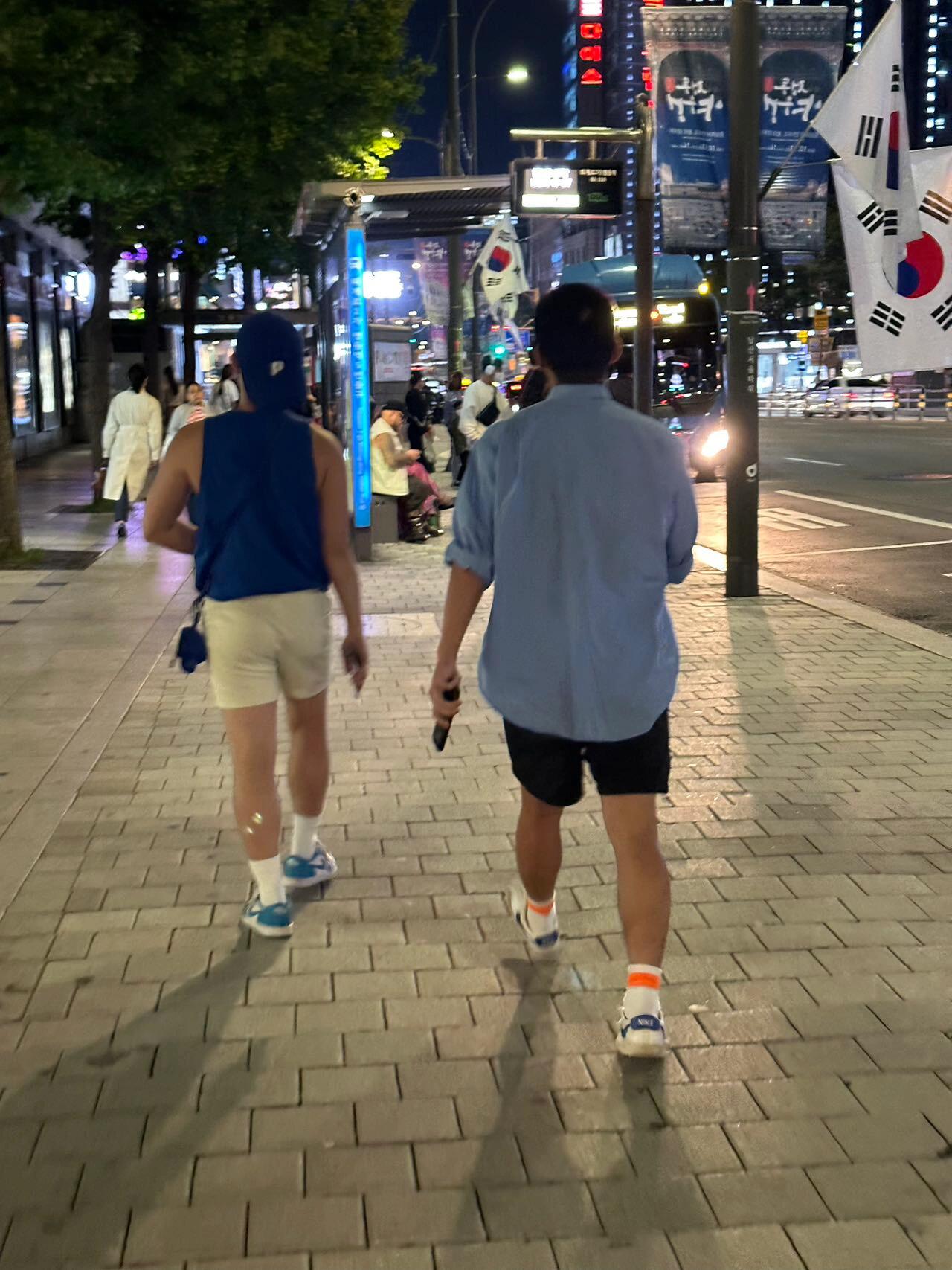
                        首爾為什么沒(méi)有人算命？因?yàn)闀?huì)被男人封殺??#毫無(wú)訓(xùn)練痕跡 #明洞探店 #韓國(guó)旅游 #首爾 #明洞探索韓國(guó)首爾的奇妙之旅?????明洞購(gòu)物天堂等你來(lái)發(fā)現(xiàn)???一出T2，明洞的繁華盡收眼底但街頭小吃不如廣州的多樣，sis們注意啦！韓國(guó)之旅可能不如你想象中的精彩，泰國(guó)可能更對(duì)你胃口哦????