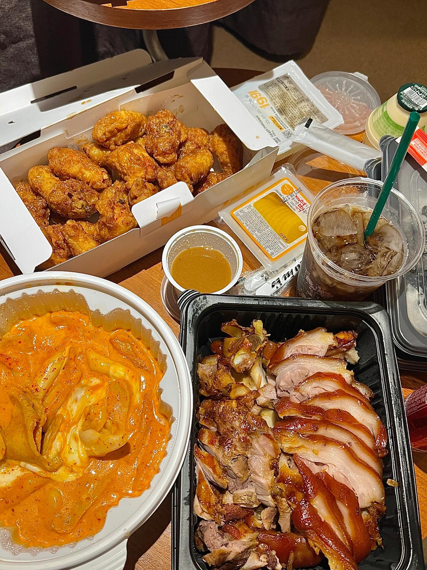 
                        ????真心推薦！絕對(duì)好吃到爆！#????首爾美食精選！都是超級(jí)美味的餐廳！ 真心推薦，絕對(duì)不會(huì)讓你失望～！！！#P2-3 bhc炸雞 （??芝士粉炸雞，贊不絕口）P4-5 新沙烤牛腸 （油潤(rùn)香濃，口感超棒??）P6-8 牛家 （雖然價(jià)格偏高，但味道超級(jí)棒！！??韓牛肉汁豐富??）P9 新沙餅 （??蜂蜜米酒和海螺拌面～記得帶上護(hù)照）P10-11 河南豬家 （??五花肉和??冷面，必點(diǎn)美食！！）P12-13 馬場(chǎng)洞市場(chǎng) （??價(jià)格實(shí)惠，品質(zhì)優(yōu)良的韓牛基地！）P14-15 雪冰 （黃豆粉的口感超好！綿密可口??）P16-17 劉方寧炸醬面 （美味到爆??碳水的快樂(lè)）P18 myth豬蹄 （??一定要嘗試！！香氣四溢，連吃?xún)纱危?按照我的推薦去品嘗，絕對(duì)不會(huì)失望！！！就是這么有自信#韓國(guó)美食 #韓式烤肉 #美食探店 #美食日常 #美食推薦 #韓國(guó) #韓國(guó)生活 #首爾美食 #首爾探店 #韓國(guó)旅行 #韓國(guó)旅行攻略 #首爾美食探店 #首爾旅行 #炸雞 #烤牛腸 #韓牛 #馬場(chǎng)洞 #雪冰 #炸醬面 #豬蹄
