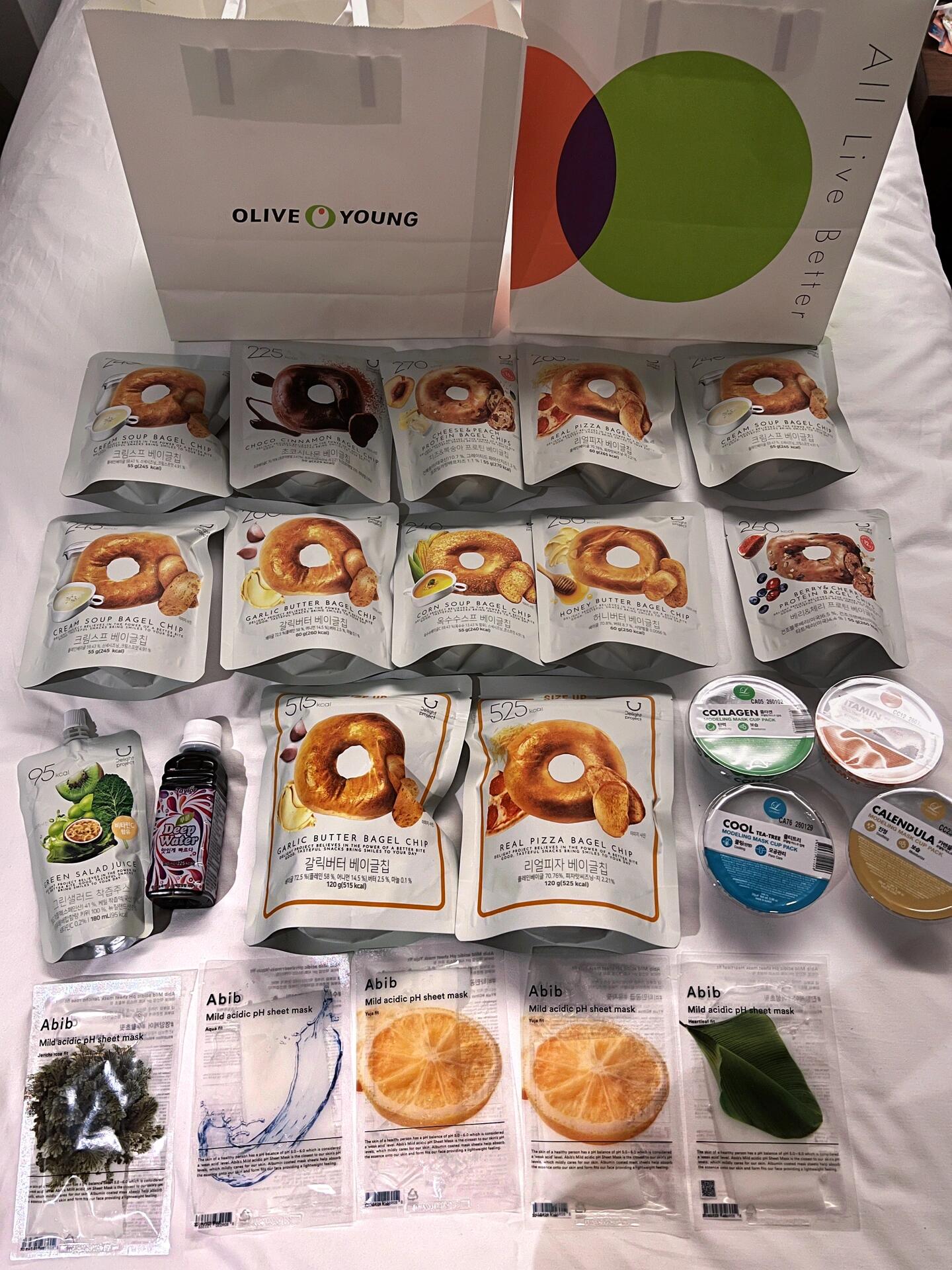 
                        Olive Young購(gòu)物清單??? 姐妹們快來(lái)圍觀！今晚的戰(zhàn)利品是Olive Young的貝果片，超級(jí)好吃的說(shuō)！?? 但我知道肯定還有隱藏的寶貝等著我去發(fā)掘～姐妹們，有沒(méi)有什么是你們的心頭好？?? 快來(lái)分享一下，讓我也開(kāi)開(kāi)眼界，一起變美變潮！???♀?別藏著掖著了，快點(diǎn)告訴我，讓我一起加入購(gòu)物車(chē)的行列吧！??#韓國(guó) #好物推薦 #好物分享 #Oliveyoung #韓國(guó)oliveyoung好物推薦 #韓國(guó)oliveyoung必買(mǎi) #韓國(guó)購(gòu)物