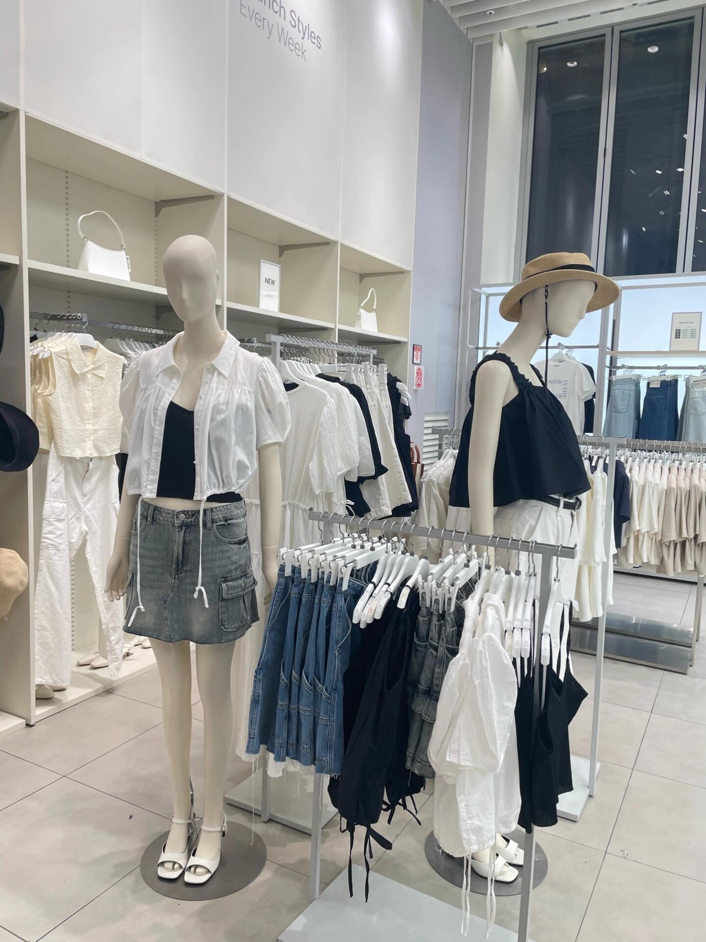 
                        ????韓國(guó)探店 | 8 second，你的韓式“優(yōu)衣庫(kù)”~對(duì)于留學(xué)生??????????來(lái)說(shuō)，8 second這個(gè)品牌并不陌生，但對(duì)于旅行者??來(lái)說(shuō)，可能就不太熟悉了。這個(gè)品牌被譽(yù)為韓國(guó)的“ur”，既有其優(yōu)點(diǎn)，也有其獨(dú)特之處。每當(dāng)我想要購(gòu)買(mǎi)基礎(chǔ)款服裝??時(shí)，首先想到的就是8 second、spao，topten這三個(gè)品牌，性?xún)r(jià)比極高。他們的服裝風(fēng)格統(tǒng)一，低飽和度，非常韓式～每一件都體現(xiàn)了對(duì)細(xì)節(jié)和質(zhì)感的重視，款式多樣，適合各種年齡和風(fēng)格的消費(fèi)者。明洞店的店面??相對(duì)較大，陳列整齊，一看就讓人眼前一亮。品牌經(jīng)常有活動(dòng)，折扣力度大，是購(gòu)買(mǎi)基礎(chǔ)款的好去處。最近明洞恢復(fù)了往日的繁華，許多小吃攤??都開(kāi)張了，雪王也來(lái)到了明洞～給人一種賓至如歸的感覺(jué)～來(lái)旅游的朋友們不僅可以購(gòu)物，還可以品嘗各種小吃！！還在等什么，快來(lái)明洞吧～～#韓國(guó)旅行 #首爾 #明洞 #韓國(guó)購(gòu)物 #韓國(guó)生活 #明洞時(shí)尚 #時(shí)尚探索 #探店 #8秒 #基礎(chǔ)款 #每日穿搭 #韓式穿搭 #韓國(guó)旅游 #明洞探店 #我的旅行歌單