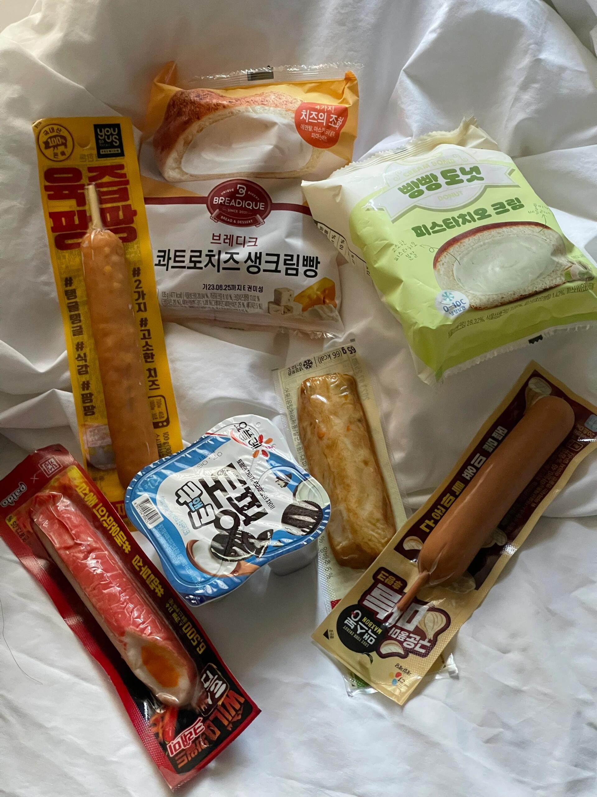
                        ??午夜美食后早晨六點(diǎn)起床，首爾美食探索之旅???在2020年之前，我已經(jīng)來(lái)到首爾好幾次了。去年，我甚至以為我再也無(wú)法來(lái)到這個(gè)美食天堂了，心里真的很難過(guò)。首爾的美食和購(gòu)物真的讓人難以抵擋。???在弘大，有一家我去過(guò)十次的米腸炒年糕包飯店。但是這次來(lái)，我發(fā)現(xiàn)那家老店已經(jīng)關(guān)門(mén)了。不過(guò)，弘大入口附近的二店還在營(yíng)業(yè)。??我也去了一直想去的London bagel museum。那里的貝果口感獨(dú)特，吃完后我還買(mǎi)了幾個(gè)帶回北京慢慢品嘗。??我還嘗試了柿子冰，它完全不甜膩，入口即化，非常好吃。??我也終于吃到了醬蟹。我找到了一家連谷歌地圖都找不到的當(dāng)?shù)厝顺Ｈサ牡辏卦谝患衣伤臉窍隆５昙掖笫逡恢庇H自教我們?cè)趺闯裕€免費(fèi)升級(jí)了我們的小份醬蟹。雖然他不會(huì)說(shuō)漢語(yǔ)和英語(yǔ)，我們也不太會(huì)說(shuō)韓語(yǔ)，但是我們可以感受到他的用心和熱情。??我還買(mǎi)了oy的貝果脆片和便利店的美食。每天走25000步，我想我應(yīng)該不會(huì)因?yàn)槌蕴喽L(zhǎng)胖吧。??首爾的咖啡店真的很棒，晚上十點(diǎn)還是滿滿的人。他們的裝飾風(fēng)格也很有特色，我不得不佩服他們的審美。?我已經(jīng)辦了十年簽證，希望以后的周末機(jī)票能降價(jià)，這樣我就可以經(jīng)常來(lái)首爾享受美食了。??#首爾 #韓國(guó) #弘大 #韓國(guó)料理 #首爾美食 #吃貨在首爾 #韓國(guó)醬蟹 #米腸炒年糕 #韓國(guó)便利店 #韓國(guó)美食 #首爾旅行 #韓國(guó)旅行 #首爾探店 #弘大美食 #弘大咖啡店 #韓國(guó)咖啡店 #首爾咖啡店 #韓國(guó)貝果 #首爾貝果 #韓國(guó)美食探索 #首爾美食探索 #韓國(guó)美食之旅 #首爾美食之旅