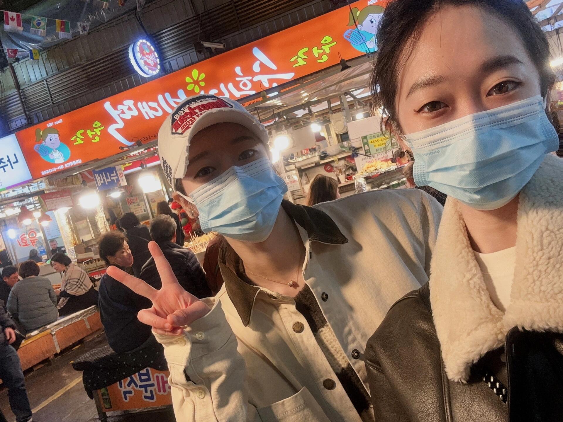 
                        首爾夜晚的魅力??在這樣的天氣里，晚上在外面漫步需要一絲的勇氣，尤其是爬山或者在江邊夜游。作為游客，每天都要去打卡各種景點(diǎn)，這已經(jīng)成為了日常任務(wù)。南山塔和汝矣島漢江，都是首爾的標(biāo)志性景點(diǎn)，值得一游。???#首爾 #夜游 #首爾南山塔 #汝矣島公園 #家庭旅游