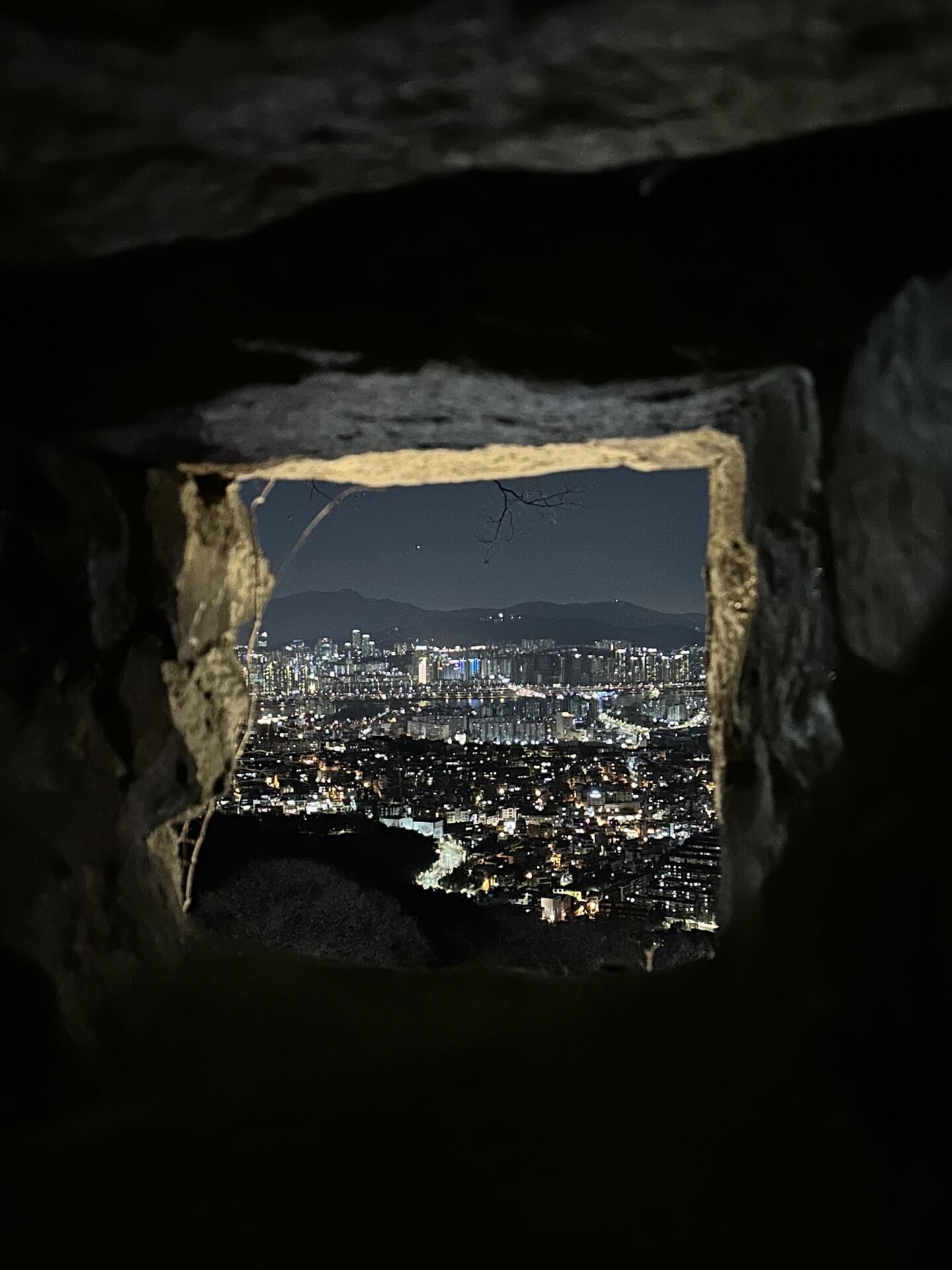 
                        ?? 首爾夜晚的璀璨明珠 - 南山塔 ?????? 探索首爾的標(biāo)志性地標(biāo) - 南山塔#韓國(guó) #首爾 #南山 #首爾南山塔 #夜景 #城市夜景 #夜景拍照 #韓國(guó)夜景 #首爾夜景? 南山塔不僅是首爾的象征，更是夜晚燈火輝煌的絕佳拍攝地。站在塔上，整個(gè)城市的夜景盡收眼底，每一盞燈光都在訴說(shuō)著這座城市的故事。不來(lái)南山塔，怎能說(shuō)你見(jiàn)過(guò)首爾的夜？????