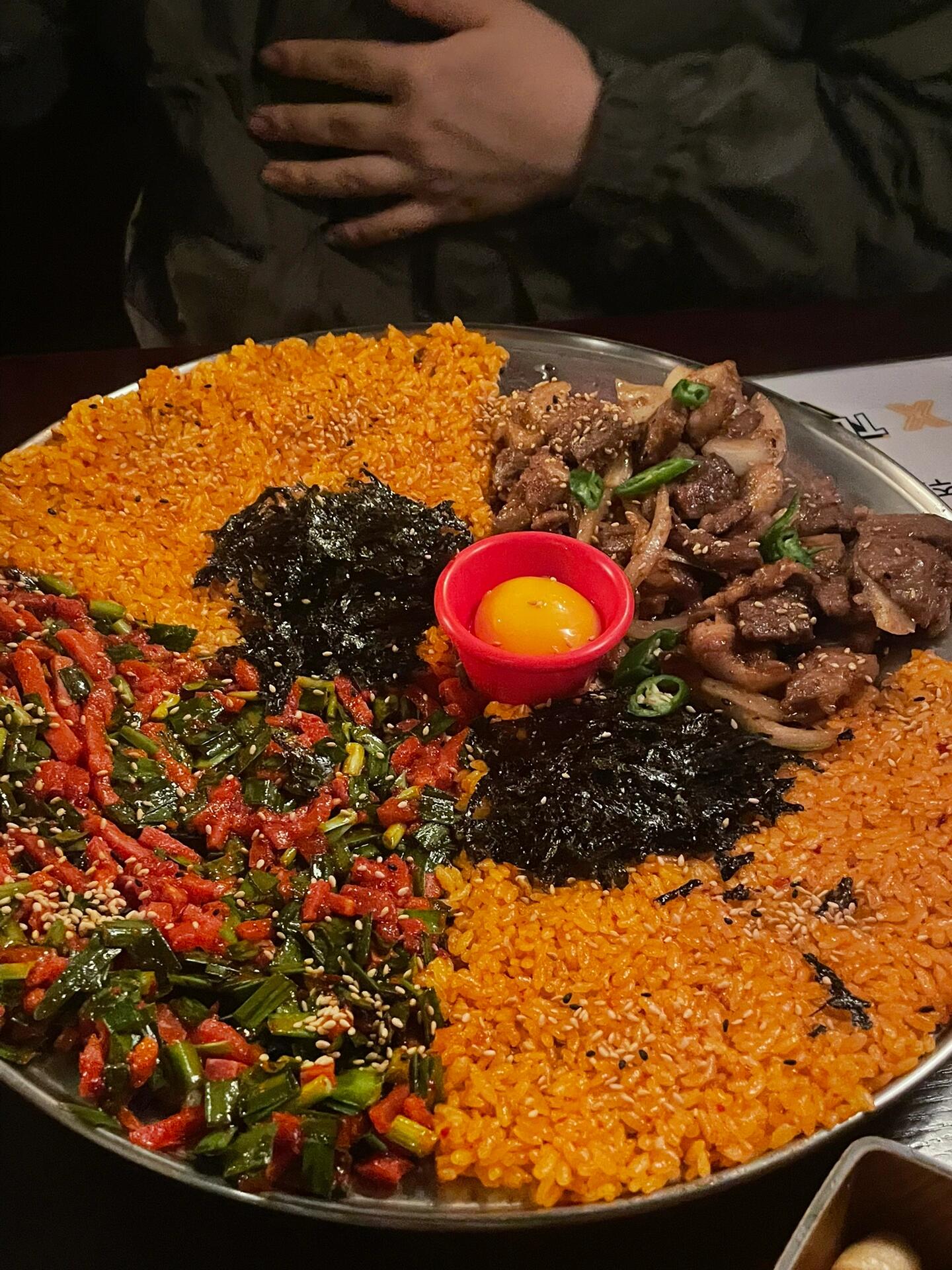 
                        ????韓國建大美食街的超贊生牛肉拌飯和草莓米酒??強烈推薦大家去嘗嘗，真的是美味到爆棚，份量也很足，超級劃算！??我曾經(jīng)點過生牛肉泥蚶拌飯和生牛肉五花肉拌飯，兩者都美味無比！！??草莓米酒的口感也是我非常喜歡的，不會有那種喝不出酒味的飲料的過甜感。另外，??土豆餅也是一絕，外脆里糯，口感超棒！！店名是：????位于韓國首爾的建大美食街。#首爾美食探店 #韓國生活體驗 #建大美食街 #首爾美食推薦