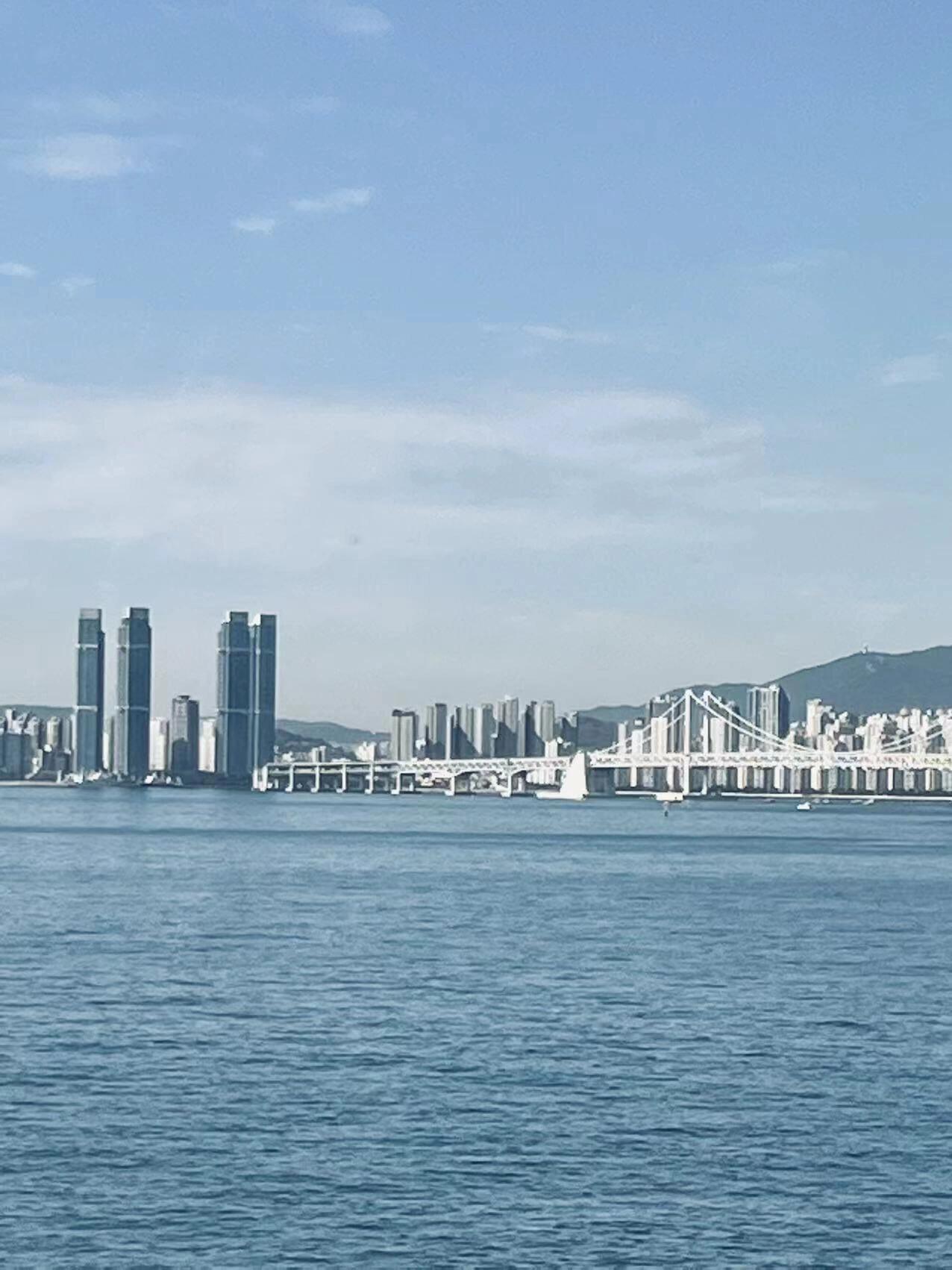 
                        ????探索釜山的魅力?#浪漫生活的記錄者 #筆記靈感 探索了迷人的釜山，從繁忙的首爾乘坐??前往，小貼士：在支付寶搜一搜“krorail”，輕松購票并選好座位！注意??可以挑選車廂，有時候其他車廂還有空位??，推薦選個正向座位，旅程更舒適哦～??必逛景點：blueline park的迷你??，分為兩層，底層是小火車??，可以直接現(xiàn)場購票，而迷你??則建議提前在官網(wǎng)預訂??～我們體驗了去程的??和回程的??，兩種方式任君選擇。坐迷你??的地方仿佛置身小鐮倉，拍照美不勝收，絕對是釜山不容錯過的打卡地點～#釜山 #韓國 #小眾旅游 #情侶出游 #我的隨手拍 #人文景點分享 #富士相機 #fuji ??