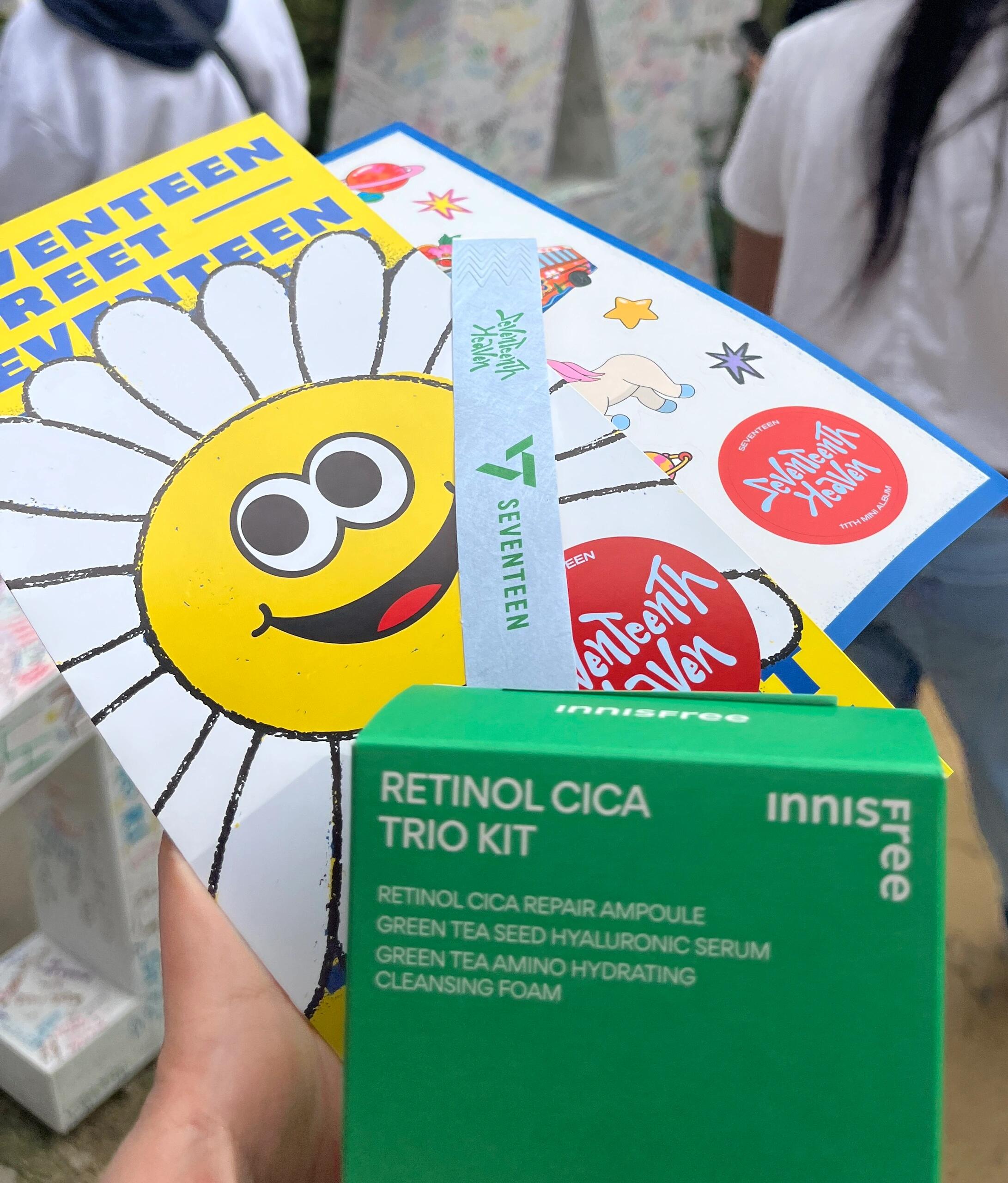 
                        ??兔兔狗與牙牙碩在韓國seventeen快閃店的精彩時刻??周六的早晨，我在韓國圣水洞的seventeen快閃店打卡了??在DK的手寫留言旁，我也留下了我的心聲??那晚，碩珉去了那里，我相信他一定看到了我留下的字??人潮洶涌，真的好多人在排隊??從中午十二點多排到了快兩點，終于進去了?還領(lǐng)到了悅詩風吟的小小小禮盒，真是太開心了??#韓國 #seventeen #李碩珉 #兔兔狗 #圣水洞