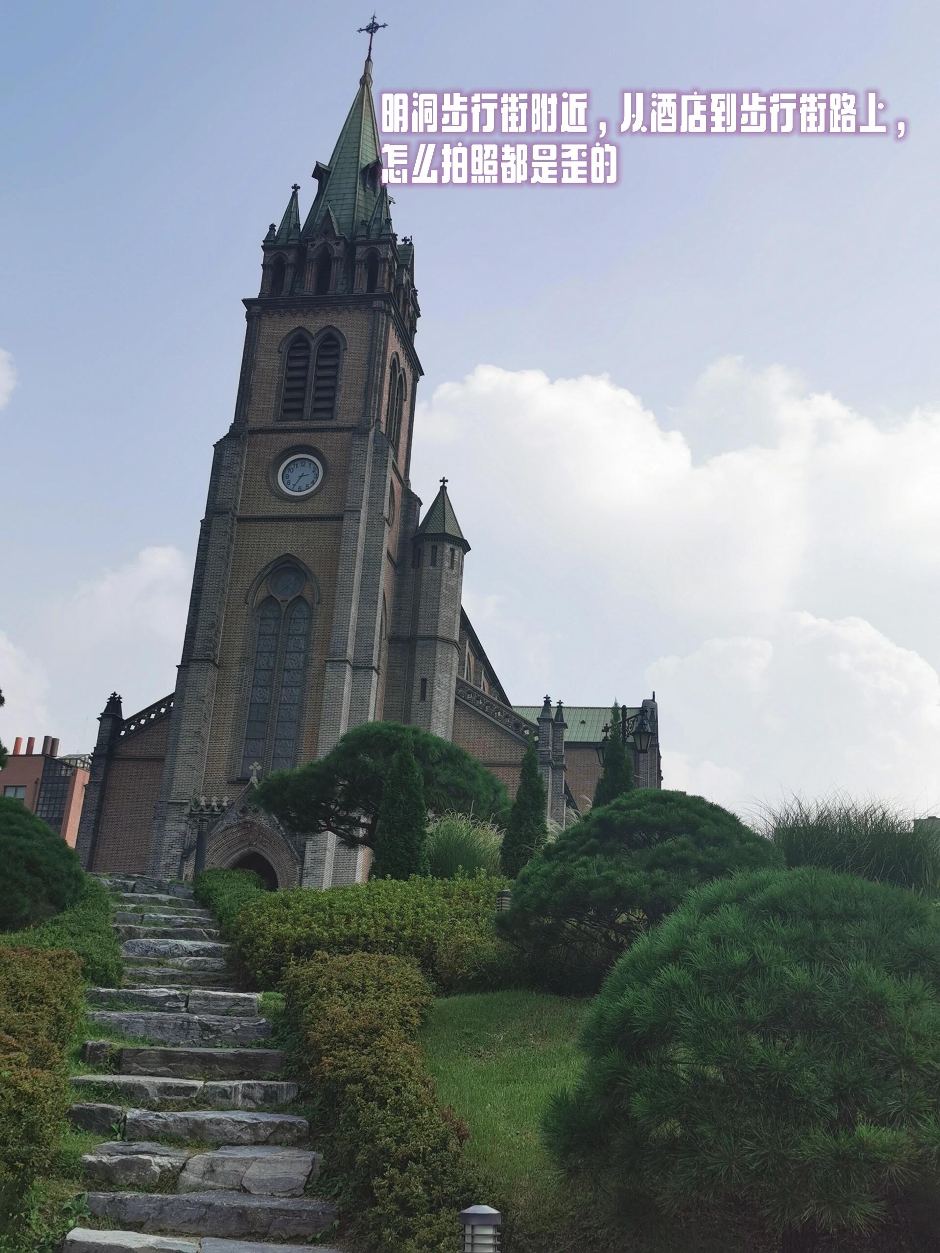 
                        ????首爾+釜山旅行攻略，一篇全搞定！????出發(fā)前兩小時抵達T3航站樓，從入口到登機口只需70分鐘。T3的國際出發(fā)區(qū)域美食和購物選擇有限，建議在進入前解決饑餓問題。國航的機上餐食...如果可以，盡量避免吃哦！??飛行途中，記得填寫白色的檢疫卡和黃色的入境卡。酒店地址截圖保存，帶上筆，為入境節(jié)省寶貴時間。從入境到領(lǐng)取行李大約需要40分鐘，司機會提前告知接機位置，非常易于找到。入住九樹2號精品酒店，絕佳的選擇！??位于熱鬧的明洞和乙支路三街地鐵站之間，鬧中取靜，隔音效果棒，保證安心睡眠。地理位置優(yōu)越，乙支路三街地鐵站附近是熱鬧的步行街。這里交通極為便利，連接2號、3號、5號線，前往景福宮、弘大、梨大、江南、梨泰院等地超級方便。酒店床鋪寬敞，房間寬大，智能衛(wèi)浴，樓下便利店應有盡有，強烈推薦！??梨花女子大學絕對值得一游，體驗與眾不同的校園文化，開放包容的氛圍。從梨大出發(fā)，步行即可游覽新村、弘大、合井等地，這些地方更適合年輕的大學生氣息，運動品牌眾多，風格偏休閑。至于購物，depound性價比一般，badblood則是街頭風格，服裝一條街的產(chǎn)品多為中國制造。如果你注重質(zhì)感和材質(zhì)，可能需要考慮其他選項，隨意逛逛即可。乘坐地鐵時，百度地圖非常可靠，步行導航也不會出錯。確定好起點和終點，進入地鐵站前先查看線路號碼，每個站都有獨特編號（可用韓國地鐵app查詢），注意方向是順時針還是逆時針，選擇正確的出口。至于尋找餐廳，無需過多挑剔，大多數(shù)味道相似，看到喜歡的就大膽嘗試吧！???? #韓國旅行 #首爾探索 #釜山游 #首爾美食 #明洞住宿 #梨花女子大學