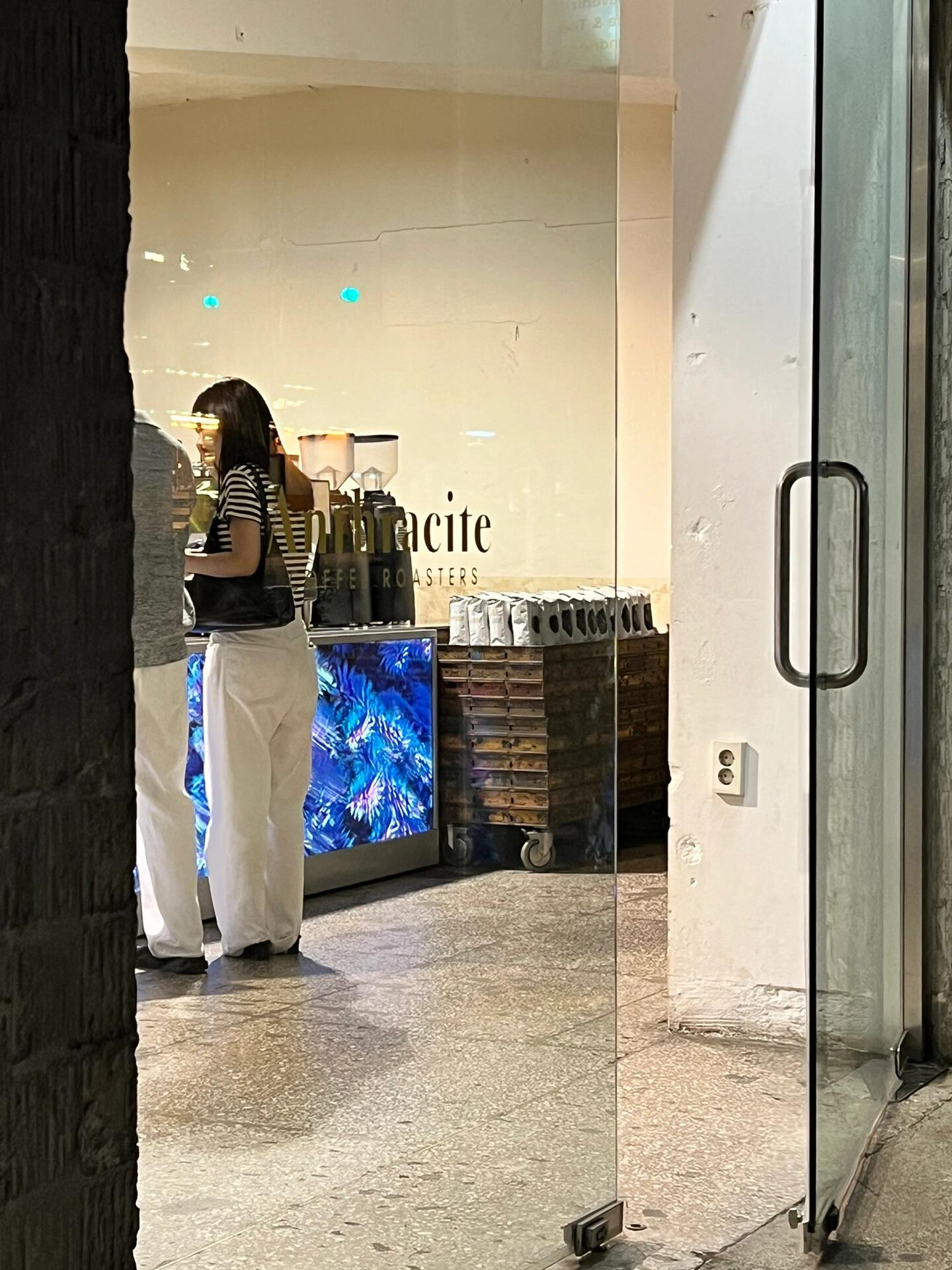 
                        ????漢南洞周末街頭的美景真的讓人眼前一亮?????：Hick（漢南洞店）這家店只有一層，等位的時間可能會稍長，而且大部分都是情侶在這里享用美食。這家店的亮點是主打西餐，味道非常好，菜品的擺盤也非常精致！周六在漢南洞可以看到很多帥哥美女（當然，首爾的商業(yè)街上哪里沒有帥哥美女呢），還有很多可愛的狗狗。后來我們?nèi)チ艘粋€位于馬路邊上的咖啡廳，??：??????這里有很多人帶著他們的狗狗來，還有很多騎摩托車的人停在路邊買杯咖啡，即使是晚上，這里依然熱鬧非凡！但是，首爾的夏日夜晚依然很冷……#攝影 #咖啡 #氛圍餐廳 #約會 #探店 #韓國 #韓國生活 #韓國料理 #韓國日常 #漢南洞 #漢南洞探店 #漢南洞美食 #韓國漢南洞 #漢南洞咖啡店 #漢南洞餐廳 #梨泰院 #梨泰院探店 #梨泰院咖啡店 #韓國購物 #韓國博主穿搭