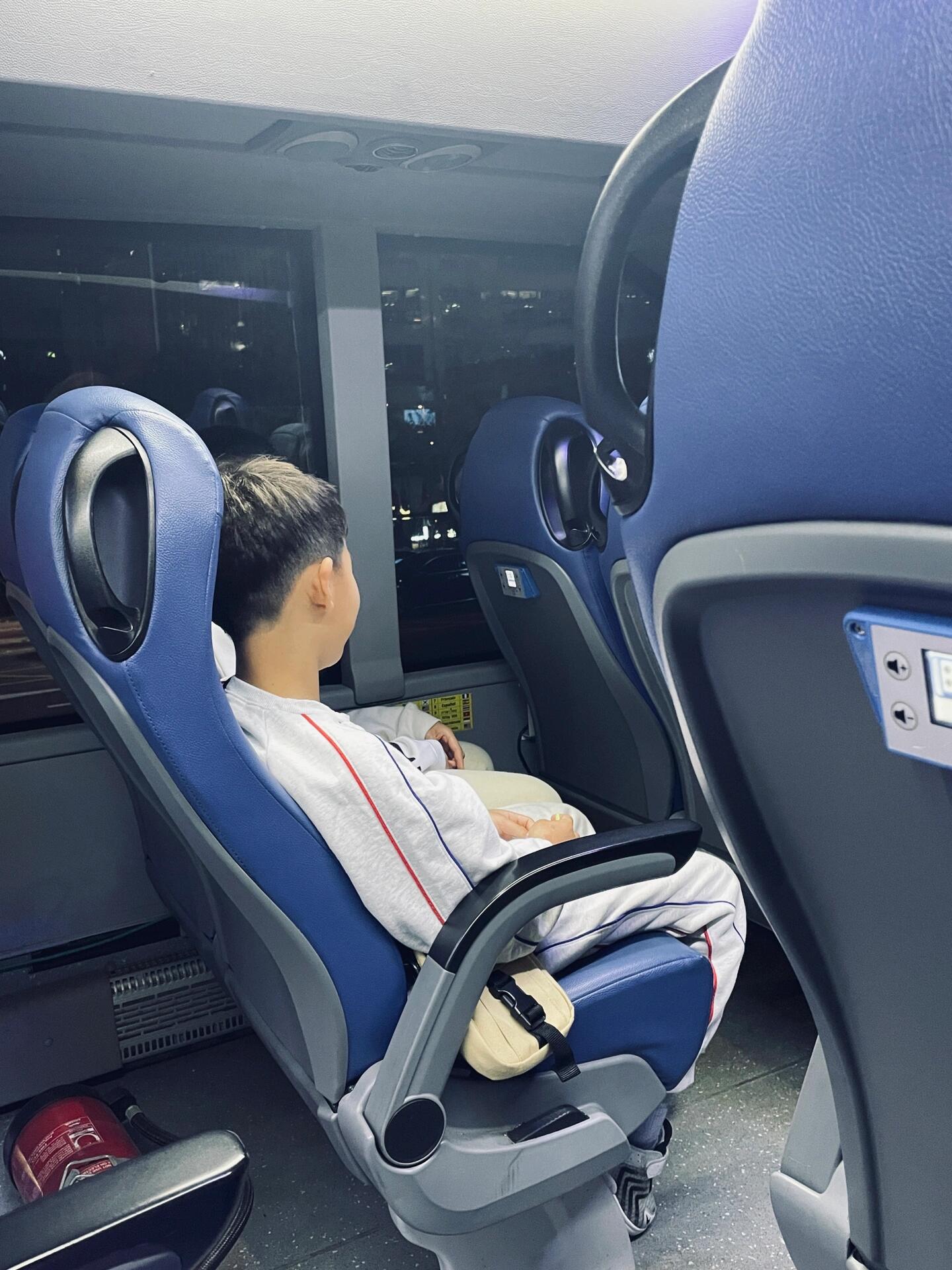 
                        ??首爾夜游巴士體驗：不推薦?? #首爾夜景之前朋友來訪，我們嘗試提前1小時購票未果，心心念念終于體驗了，結(jié)果卻大失所望。朋友們，真的不推薦，尤其是在秋季。??首先，讓我們直接切入主題 - 不推薦的理由：1. 講解質(zhì)量極差！斷斷續(xù)續(xù)，缺乏景點的歷史背景介紹，而且景點解說不對應，大多數(shù)時間里就像無聲電影，我差點在車上睡著了...想象一下，周五下班后期待的夜景游，結(jié)果卻讓人昏昏欲睡。2. 秋季沒有開篷巴士！可能是因為天氣太冷，即便是樓上座位，窗戶也只開了一半，遮擋了視線，景色看得不清楚。3. 我們是來看橋的嗎？城市歷史介紹就像是鬧著玩一樣，繞著漢江過橋，設計之美根本欣賞不到。為什么呢？因為當講解員講解時，我們正好在橋下，怎么可能看清楚橋的整體形狀呢？真是氣人！總的來說，一個半小時的行程中，有半小時是在南山塔自由活動。與波士頓、芝加哥、紐約、倫敦、巴黎、巴塞羅那的夜游巴士相比，這次體驗差太多了，讓人無力吐槽。不過，觀察其他乘客還挺有趣。有兩個韓國小孩，一個小男孩整個過程都在詢問小女孩的理想型，并不斷糾正她“???”的發(fā)音，一遍又一遍地讓她跟讀，實在是太可愛了~但我不敢保證夏天是否會有那種兜風的快感 - 我覺得在首爾這個時間點可能不太行。不過，總會有人想要打卡體驗。這里提醒幾個注意事項：1. 提前購票，最好提前一周以上，現(xiàn)場購買很可能買不到。2. 網(wǎng)上購票還能享受折扣。成人票價20美元；兒童票價12美元（我買的時候還有4美元的折扣）。3. 取票時無需任何證件，直接報名字即可。4. 巴士7:00準時發(fā)車，一分鐘都不會等。5. 有三輛巴士同行，到南山塔時要注意不要上錯車。??運營時間：周一休息；全程大約一個半小時?????上車地點：Koreana hotel外的小亭子；從地鐵光化門站出發(fā)，沿著李舜信將軍雕像前進，過了十字路口，在馬路右手邊就能看到巴士。???官網(wǎng)信息：可搜索seoul city bus獲取更多詳情。#首爾 #韓國旅行 #首爾南山塔 #觀光巴士 #夜間觀光 #旅游體驗 #不推薦