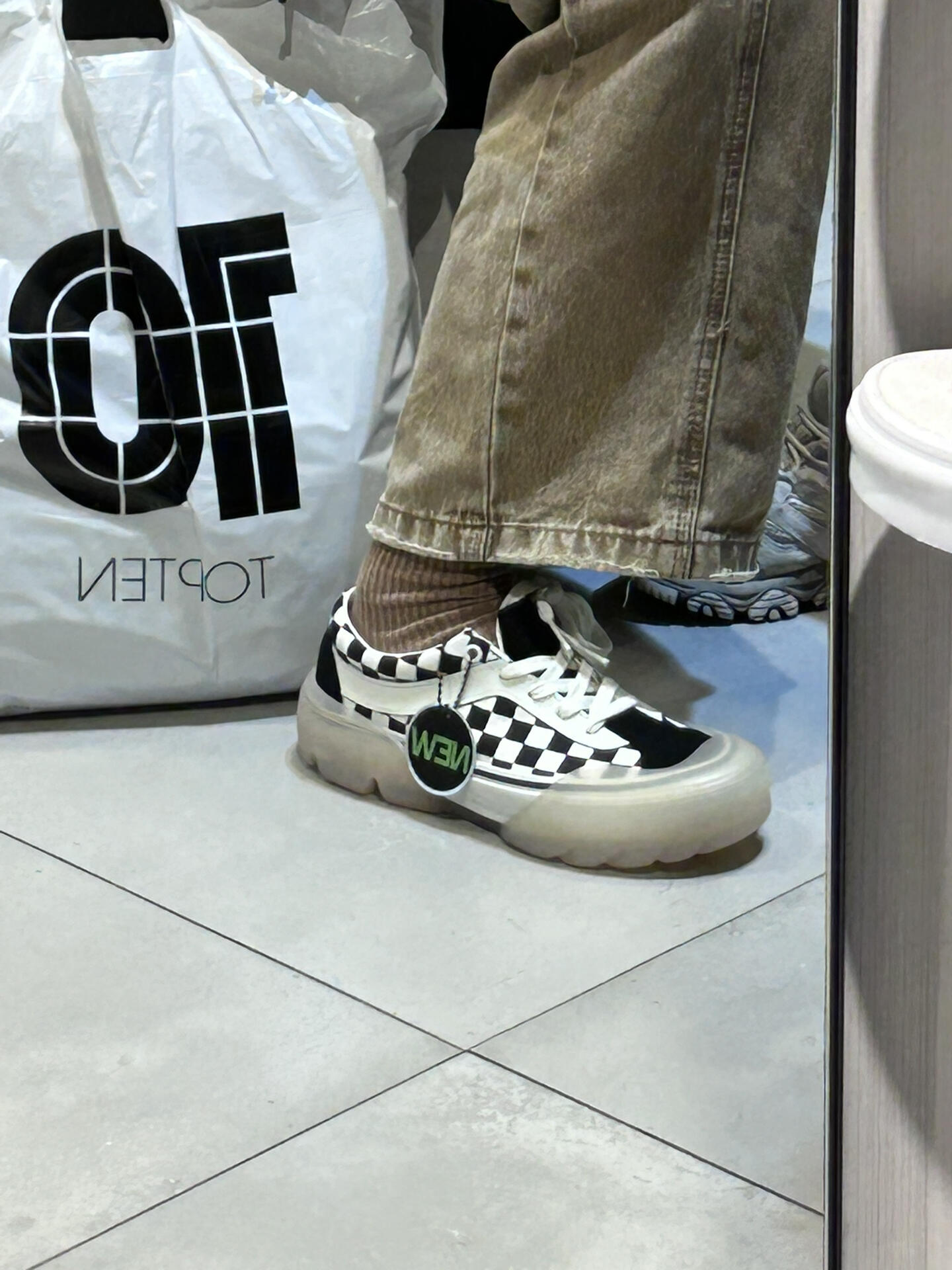 
                        VANS購鞋附贈時尚防滑鞋套???大家好，今天來分享一下我的新寶貝！?? 這雙VANS鞋子一開始我只注意到了圖3??的設計，超級喜歡！但是，驚喜的是，它居然是雙層的！鞋子本身就很棒，外面還有一個超酷的防滑鞋套可以套上去。??看看圖4??，我嘗試把鞋套搭配其他鞋子，效果也是棒棒噠！真的是百搭神器，救場必備！我已經(jīng)迫不及待想要穿它出門了！#韓國潮流 #VANS愛好者